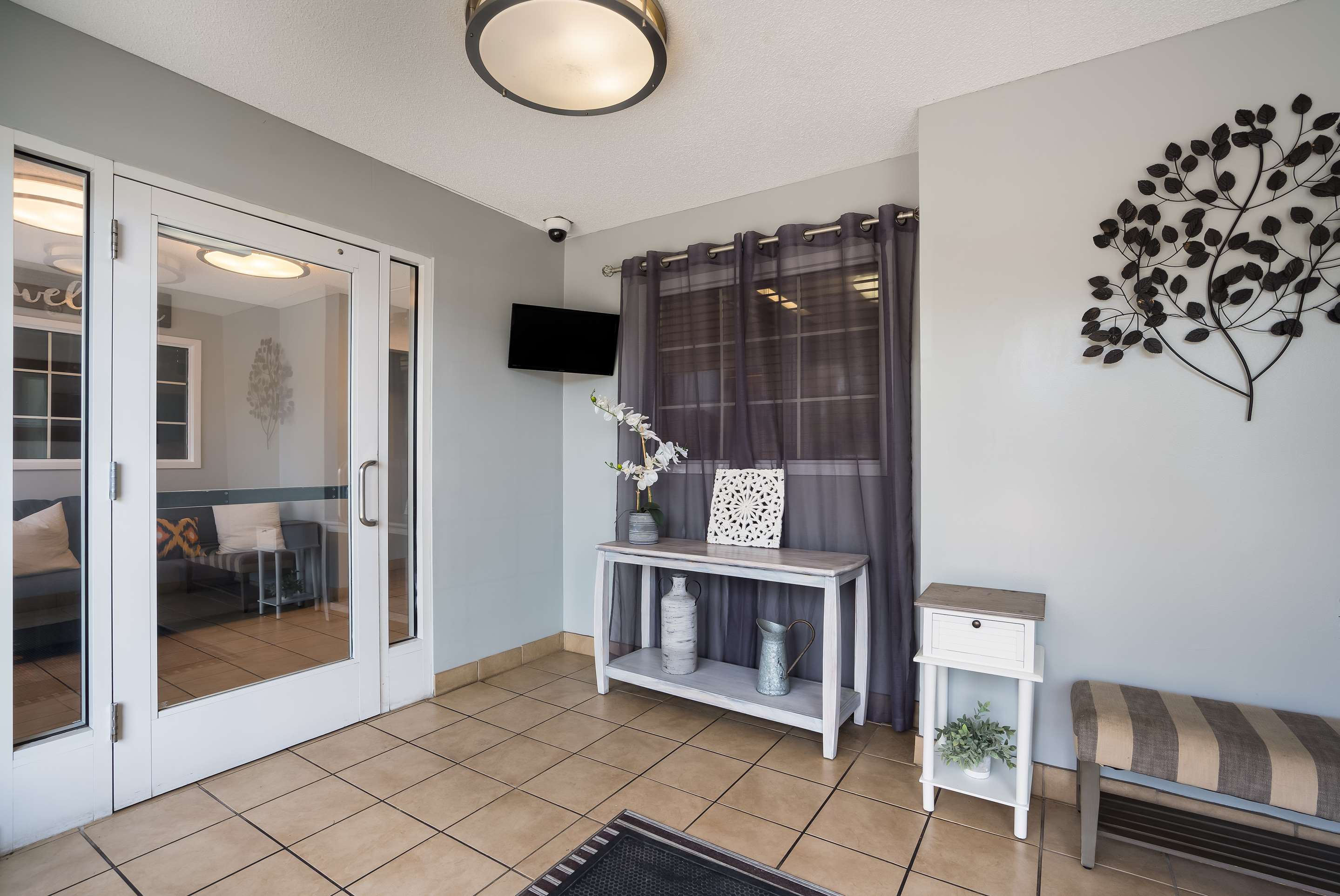Hotel Lobby | Sonesta Simply Suites Des Moines