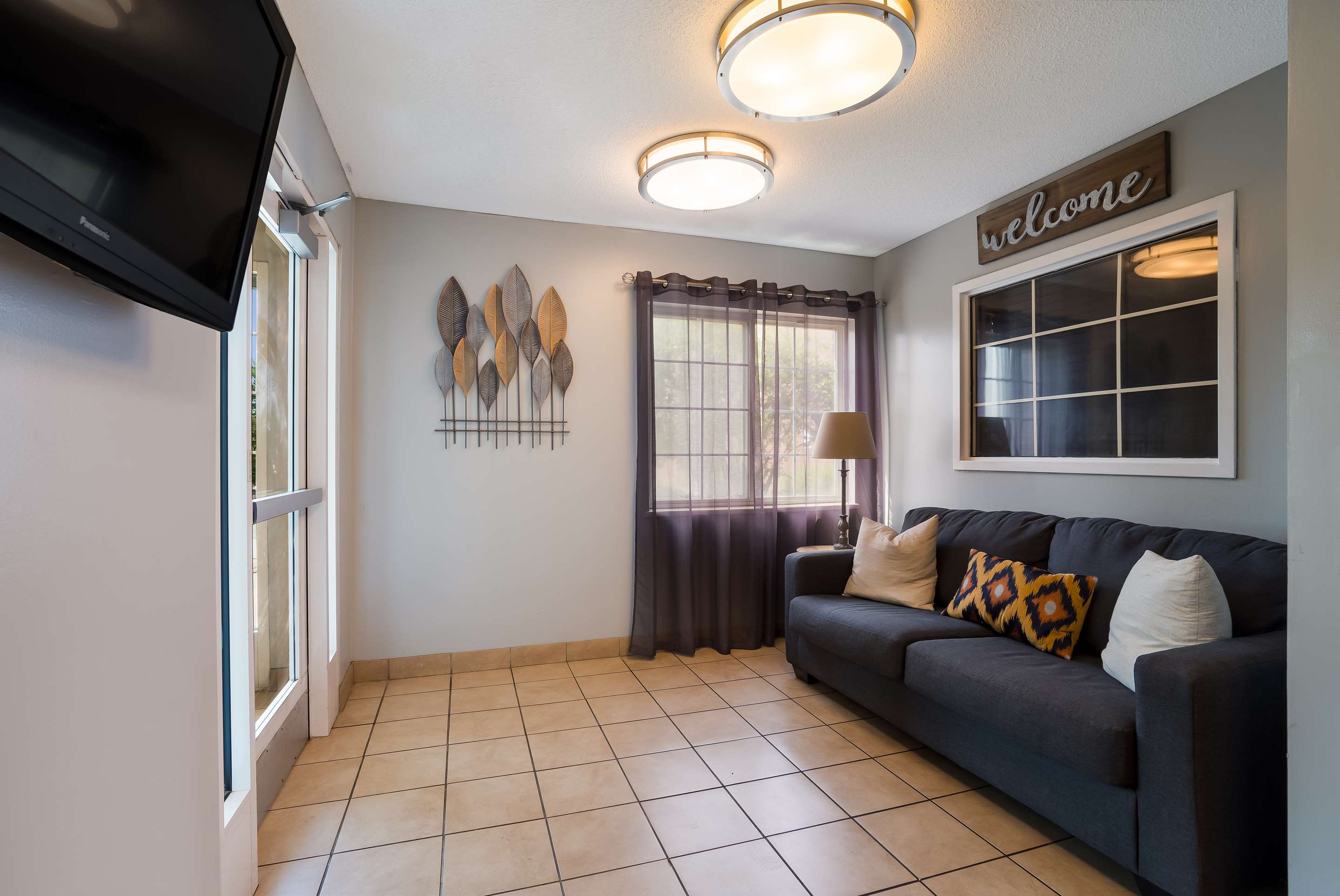 Hotel Lobby | Sonesta Simply Suites Des Moines