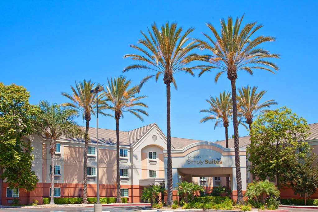 Sonesta Simply Suites Orange County Arpt