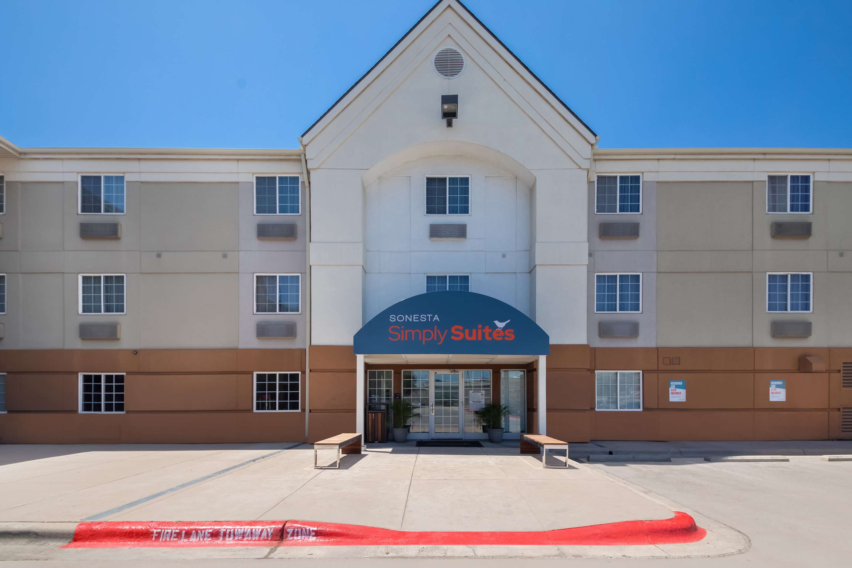 Sonesta Simply Suites Austin South exterior daytime