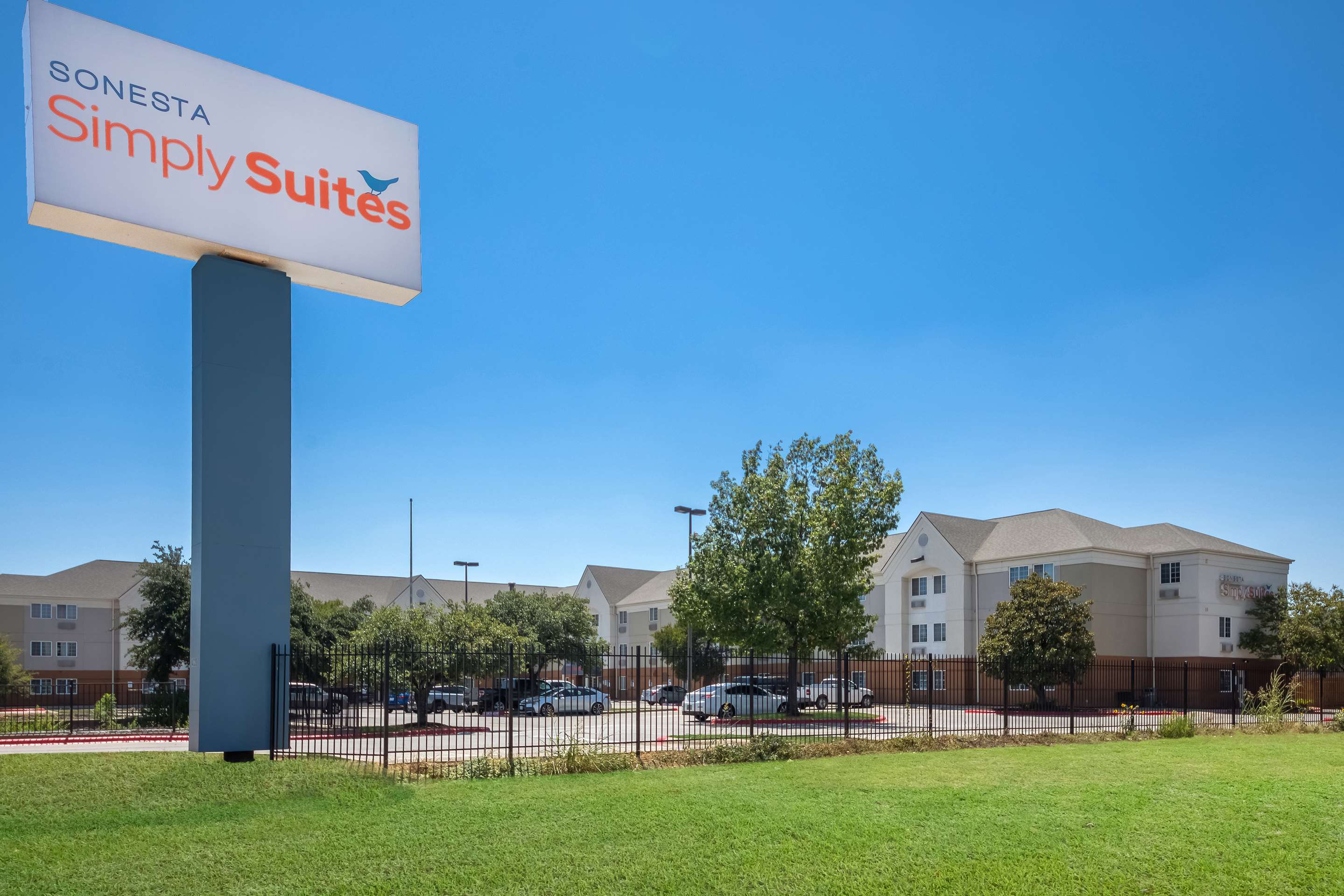 Sonesta Simply Suites Austin South signage daytime