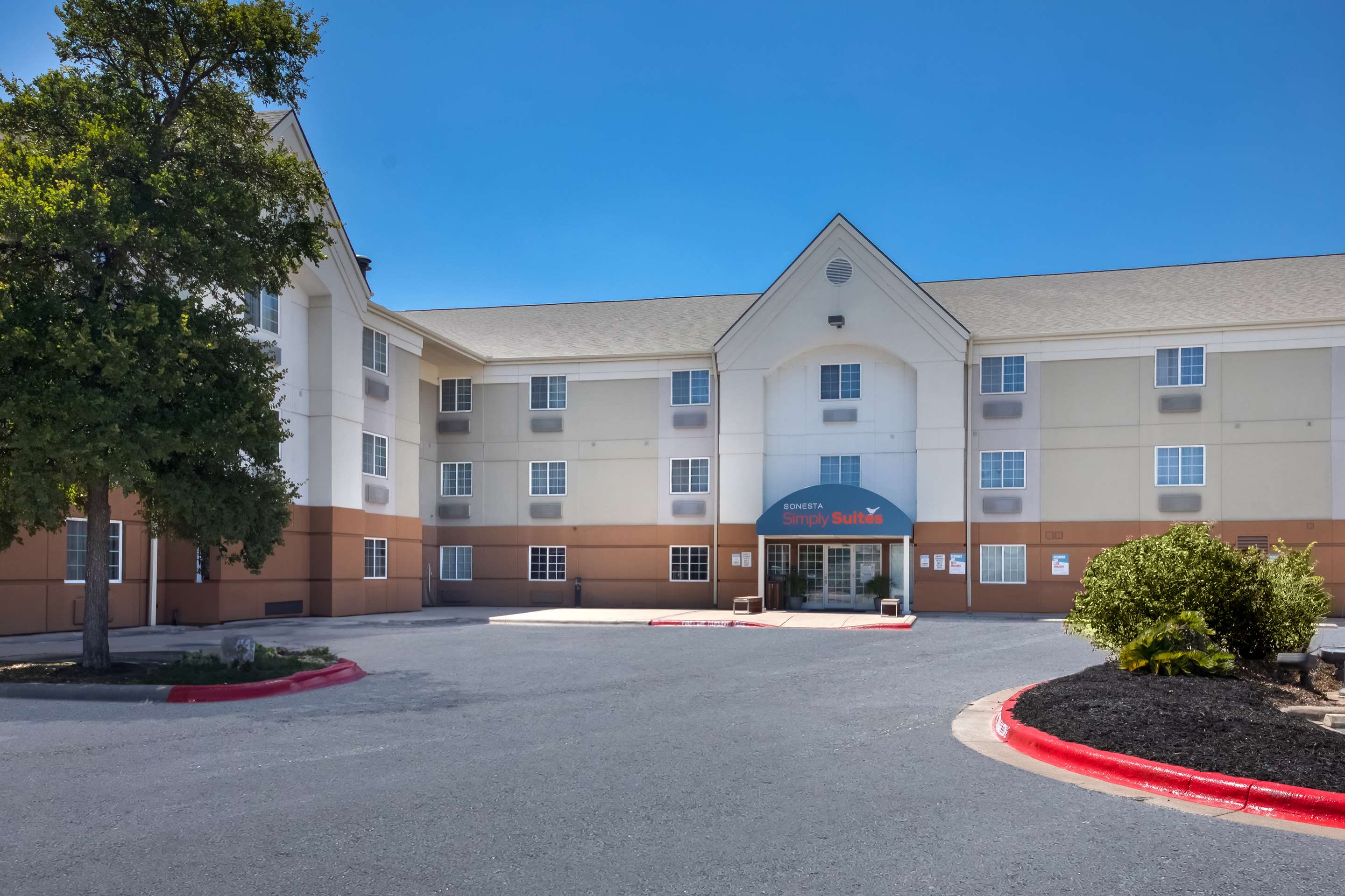 Sonesta Simply Suites Austin South exterior daytime
