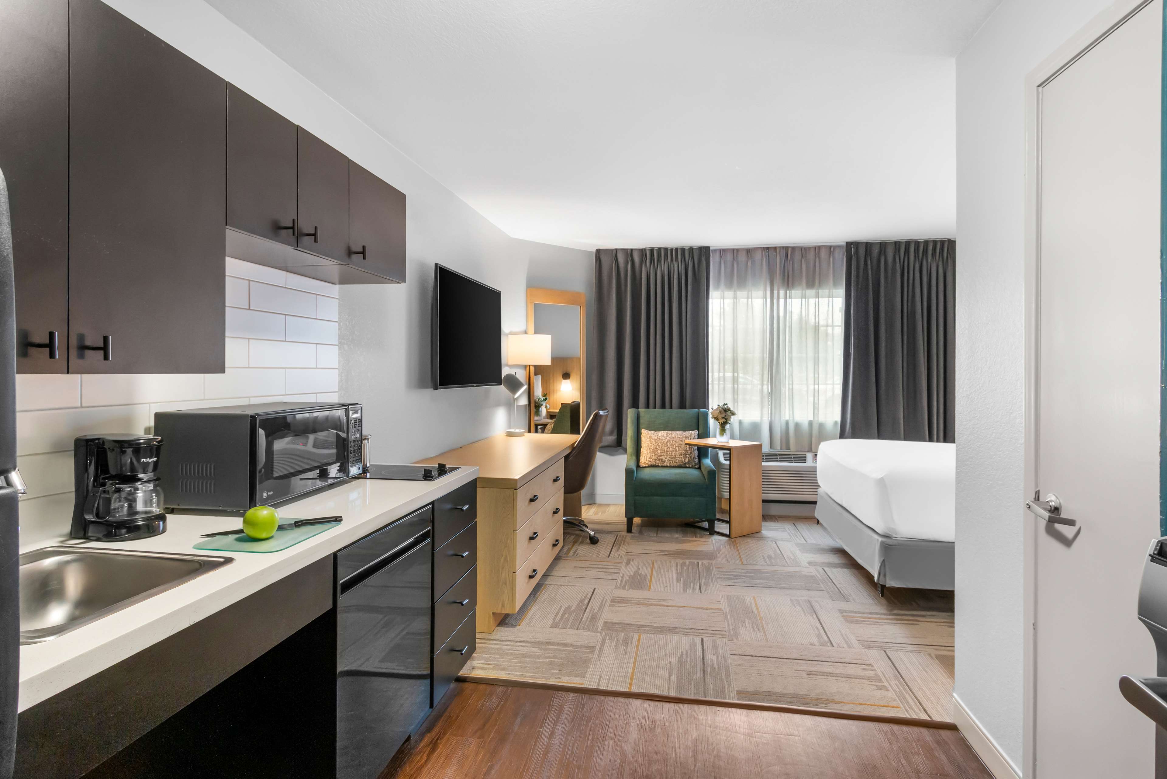 Studio Suite - Queen - Mobility Accessible - Tub image