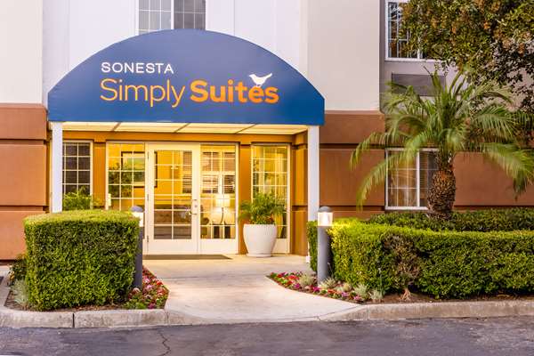 Exterior view - Sonesta Simply Suites Lake Forest