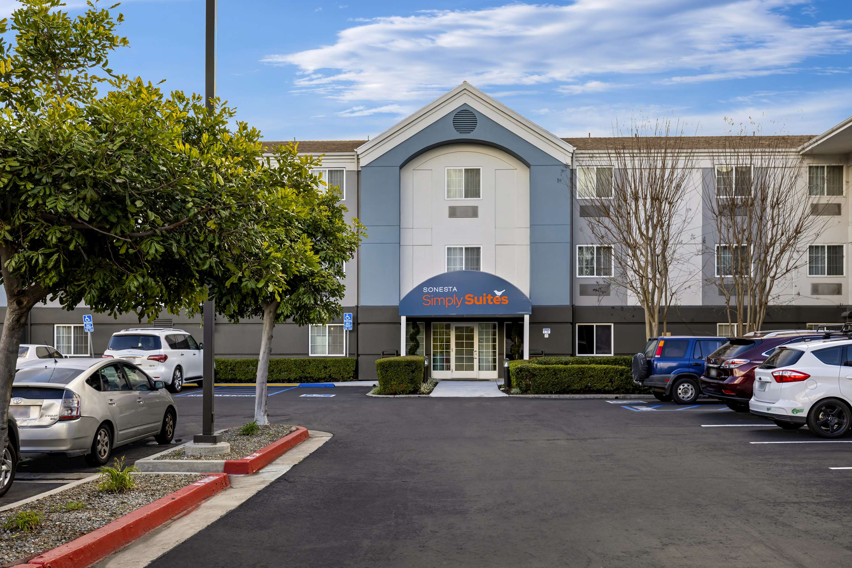 Hotel Exterior Parking Daytime | Sonesta Simply Suites Irvine East Foothill