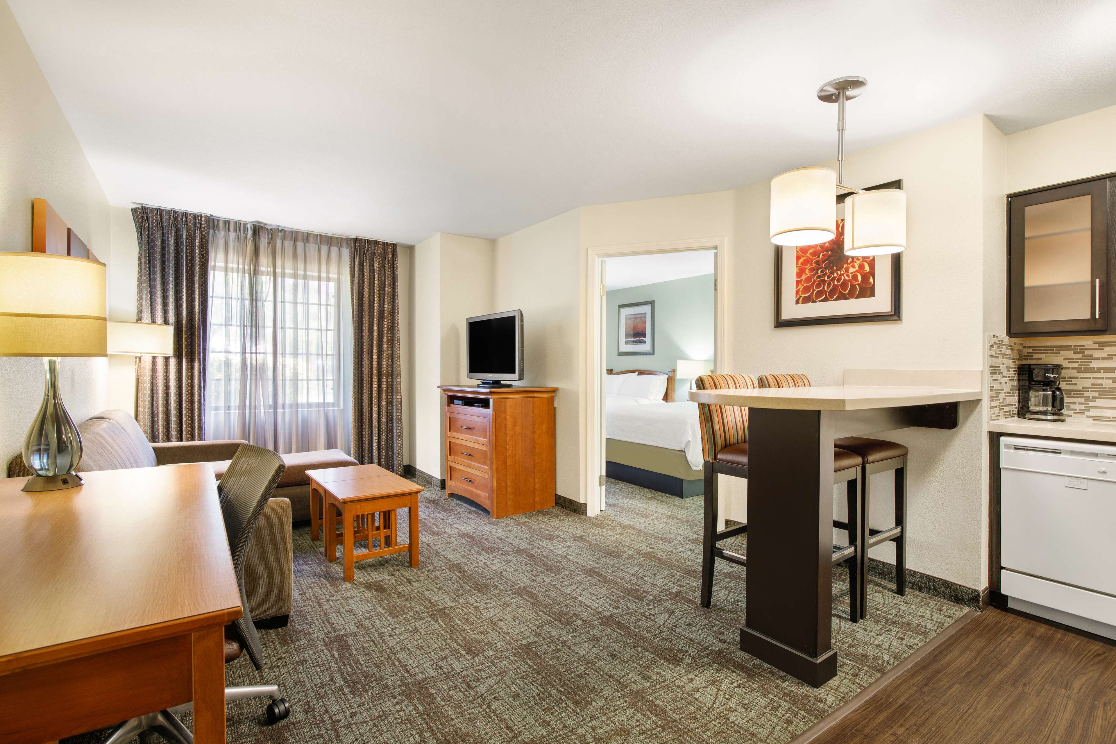 One Bedroom Suite - Queen - Mobility Accessible - Tub image