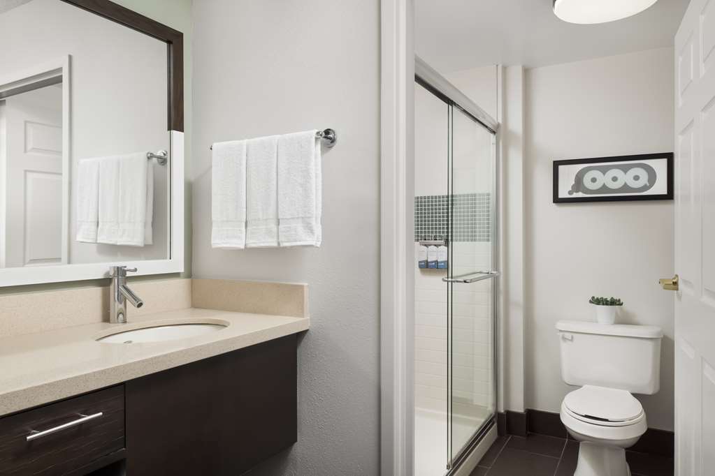 SONESTA ES SUITES TORONTO-guestroom-Guest Room,Bathroom,Suite,On-Site.jpg