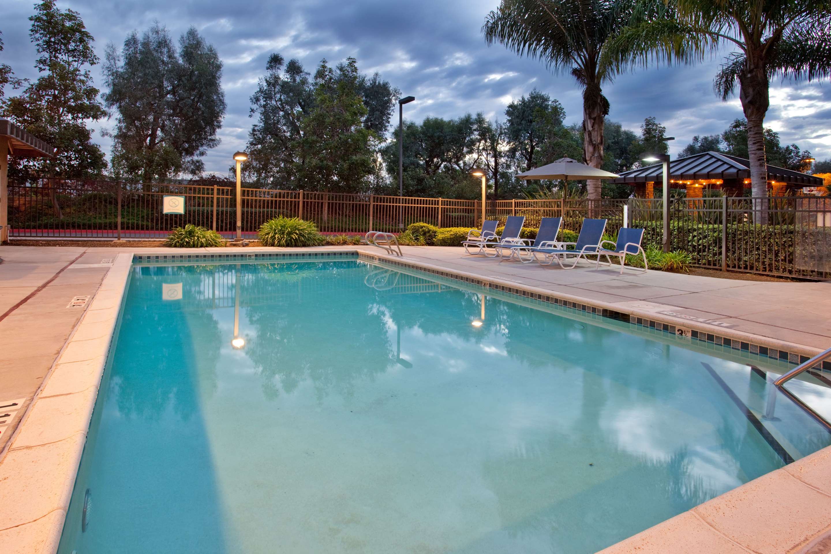 Exterior Pool | Sonesta ES Suites San Diego - Sorrento Mesa