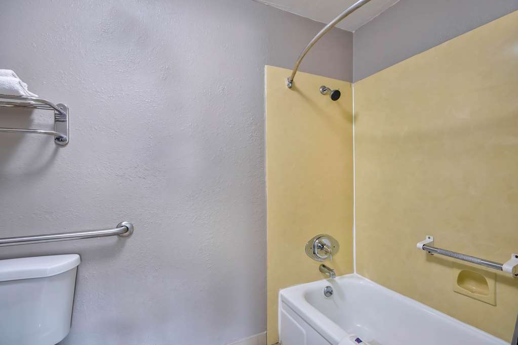 MOTEL 6 BOSSIER CITY LA-guestroom-Guest Room,Bathroom,Accessibility,On-Site.jpg