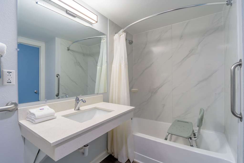 MOTEL 6 FRANKLIN OH-guestroom-Guest Room,Bathroom,Accessibility,On-Site.jpg