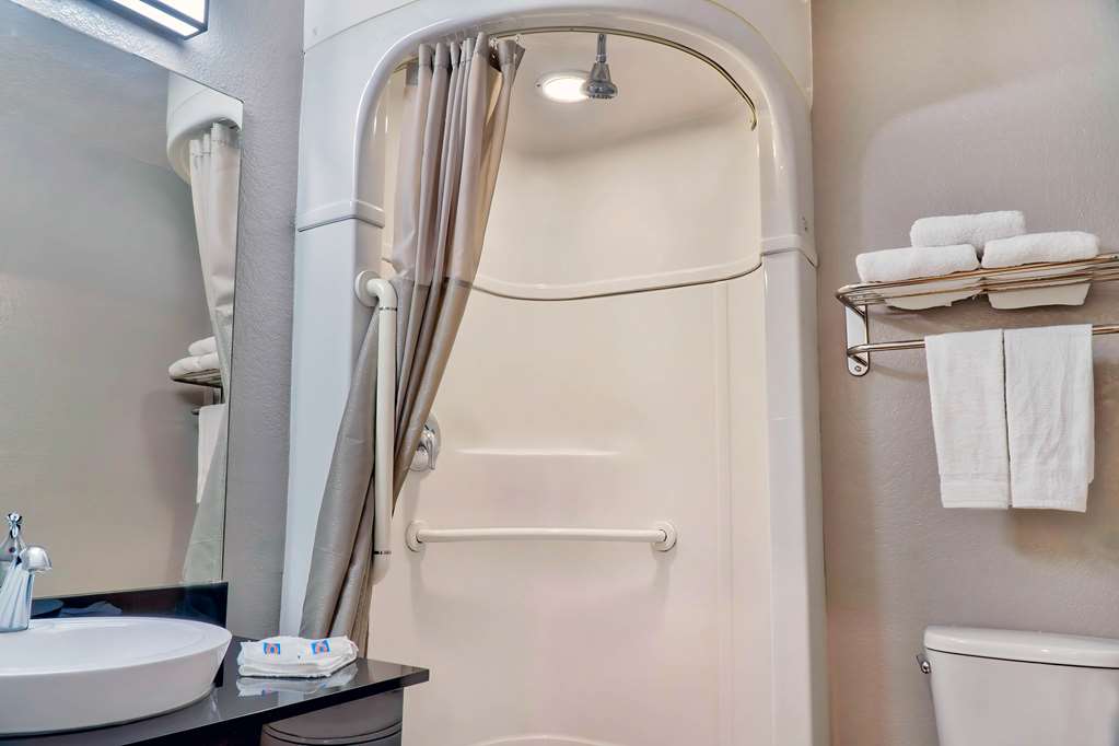 MOTEL 6 LOS ANGELES EL MONTE-guestroom-Guest Room,Bathroom,On-Site.jpg