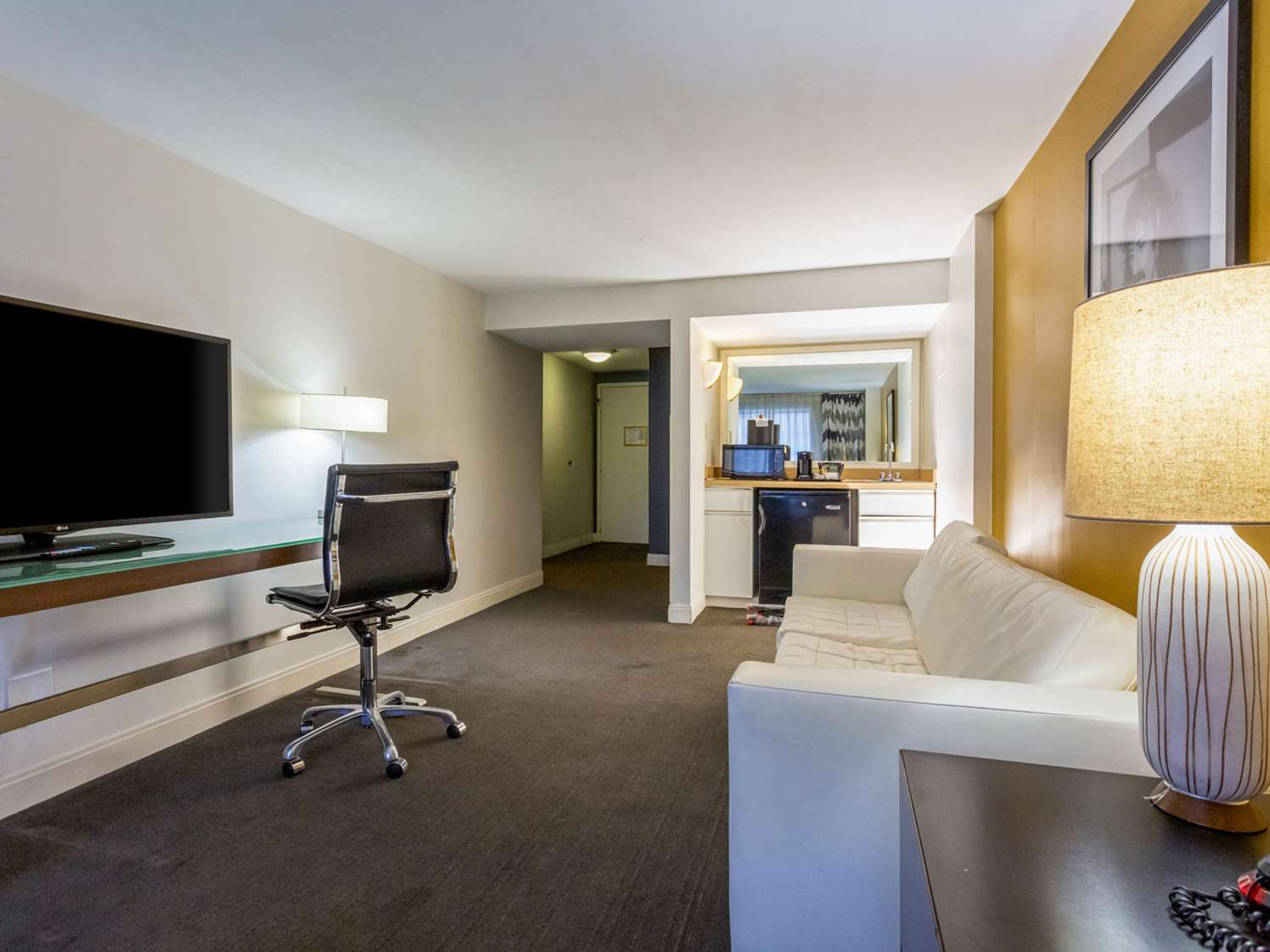 Comfort Inn & Suites Inner Harbor Baltimore, MD See Discounts