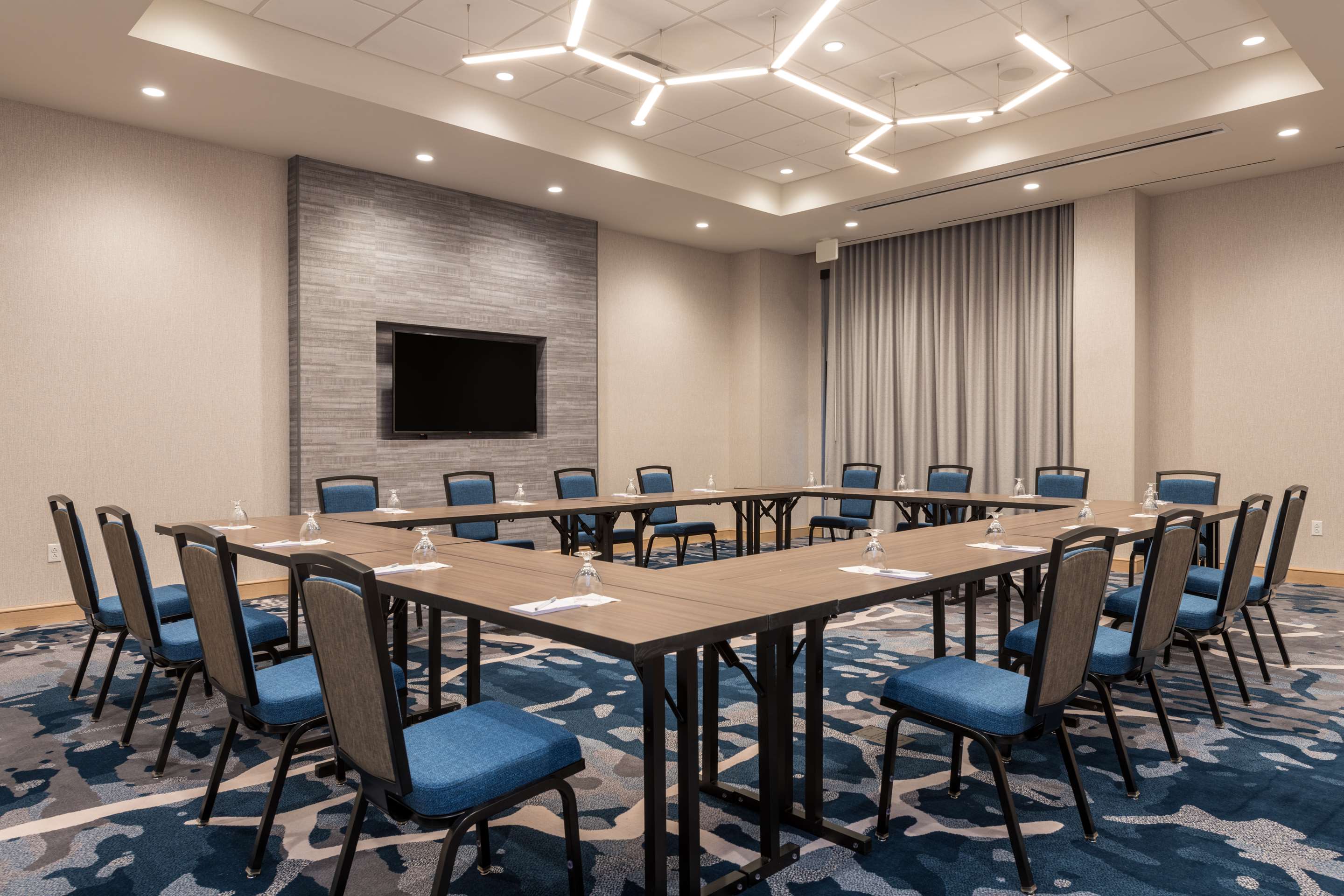 Meeting Room | Hilton Garden Inn Boston Canton