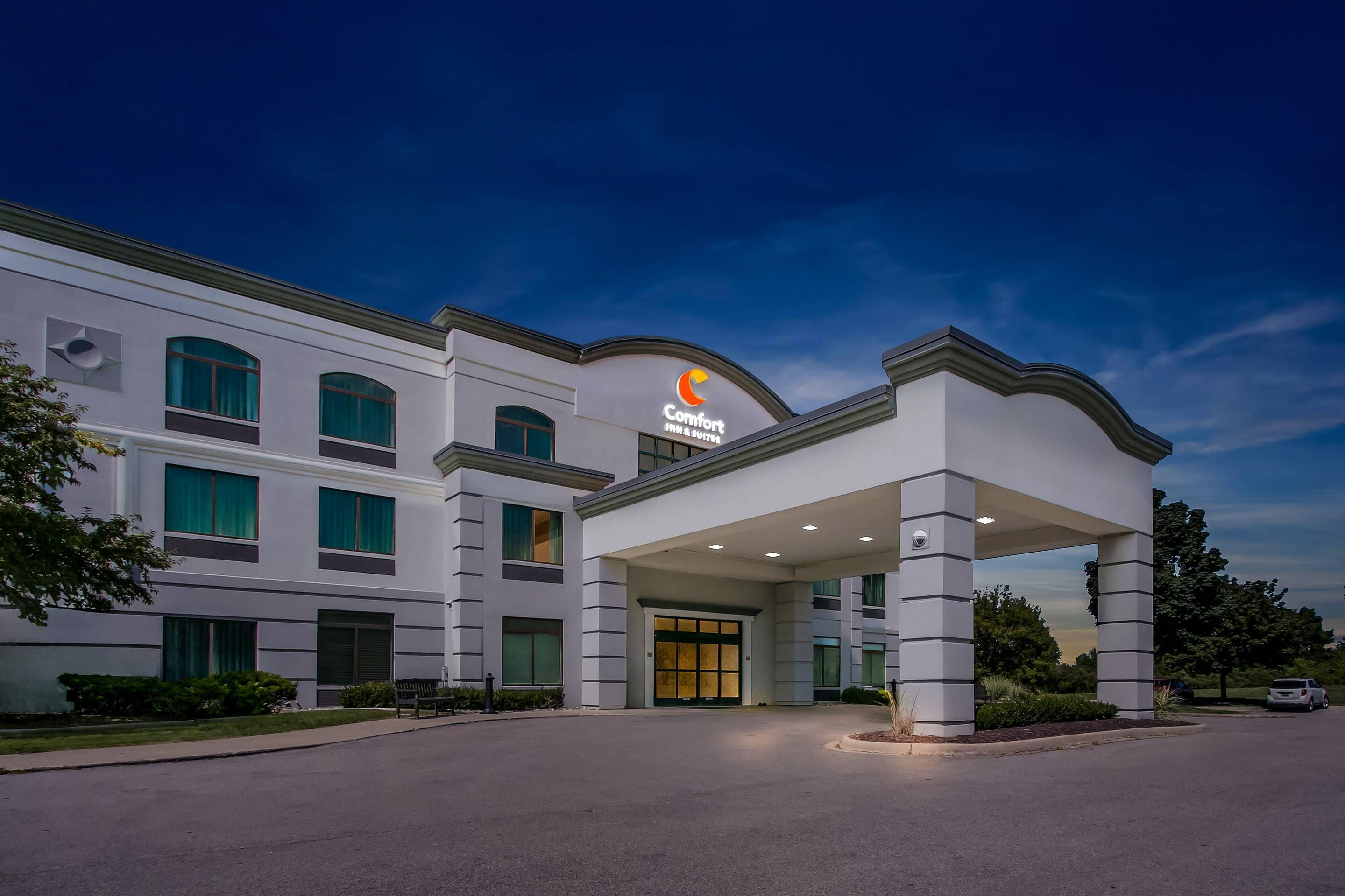 Hotel At Night | Comfort Inn & Suites Grand Blanc-Flint