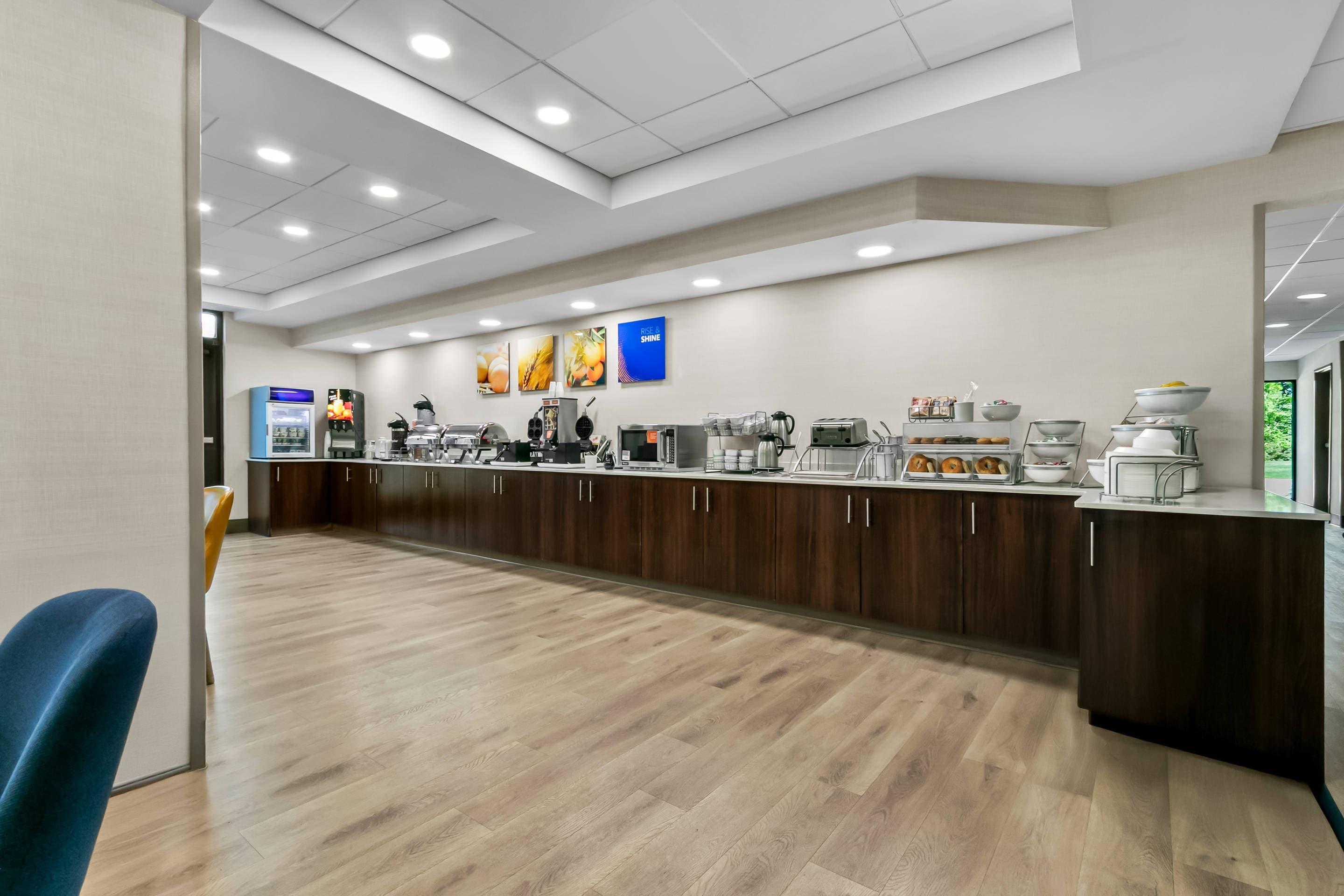 Breakfast area | Comfort Inn & Suites Grand Blanc-Flint