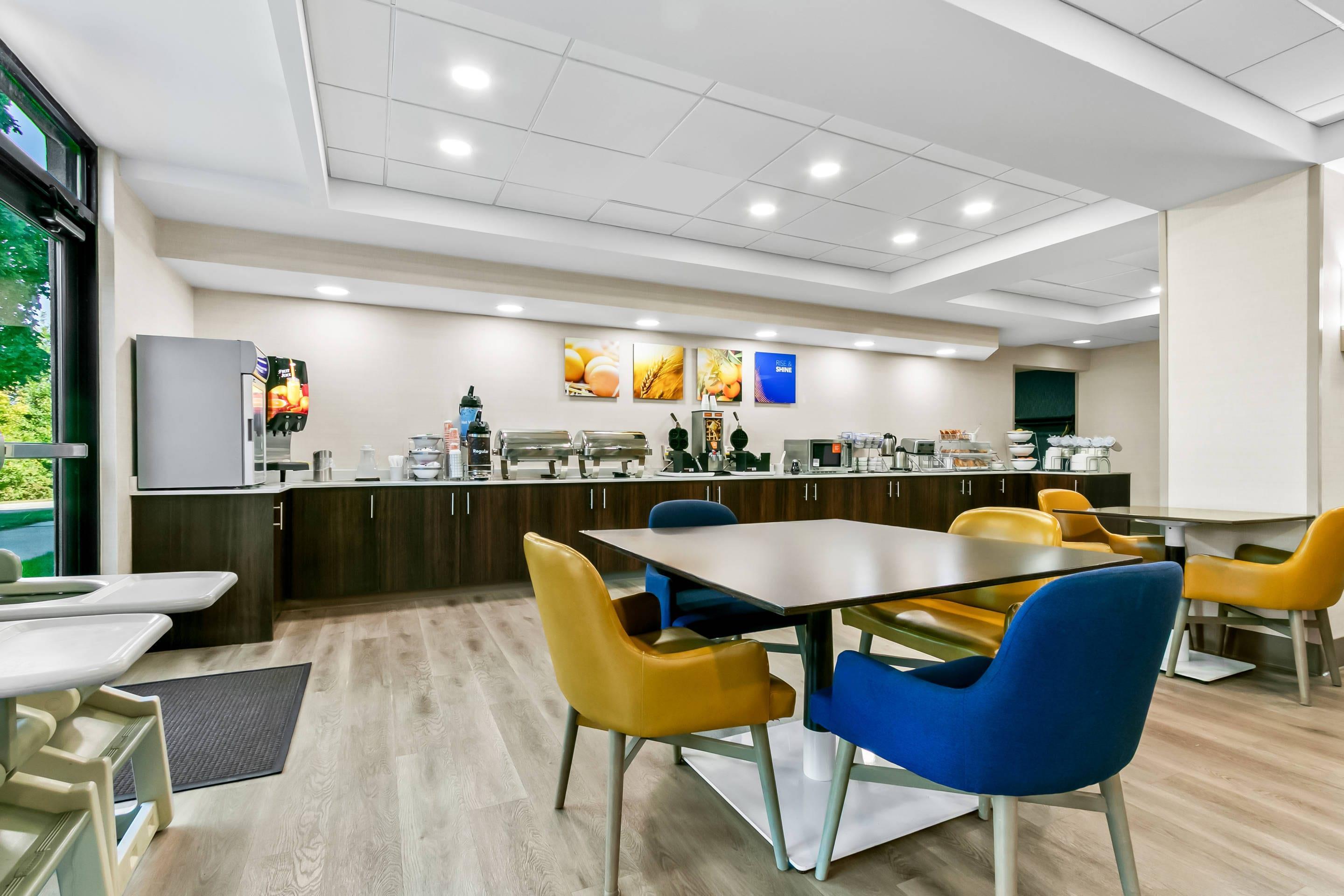 Breakfast area | Comfort Inn & Suites Grand Blanc-Flint