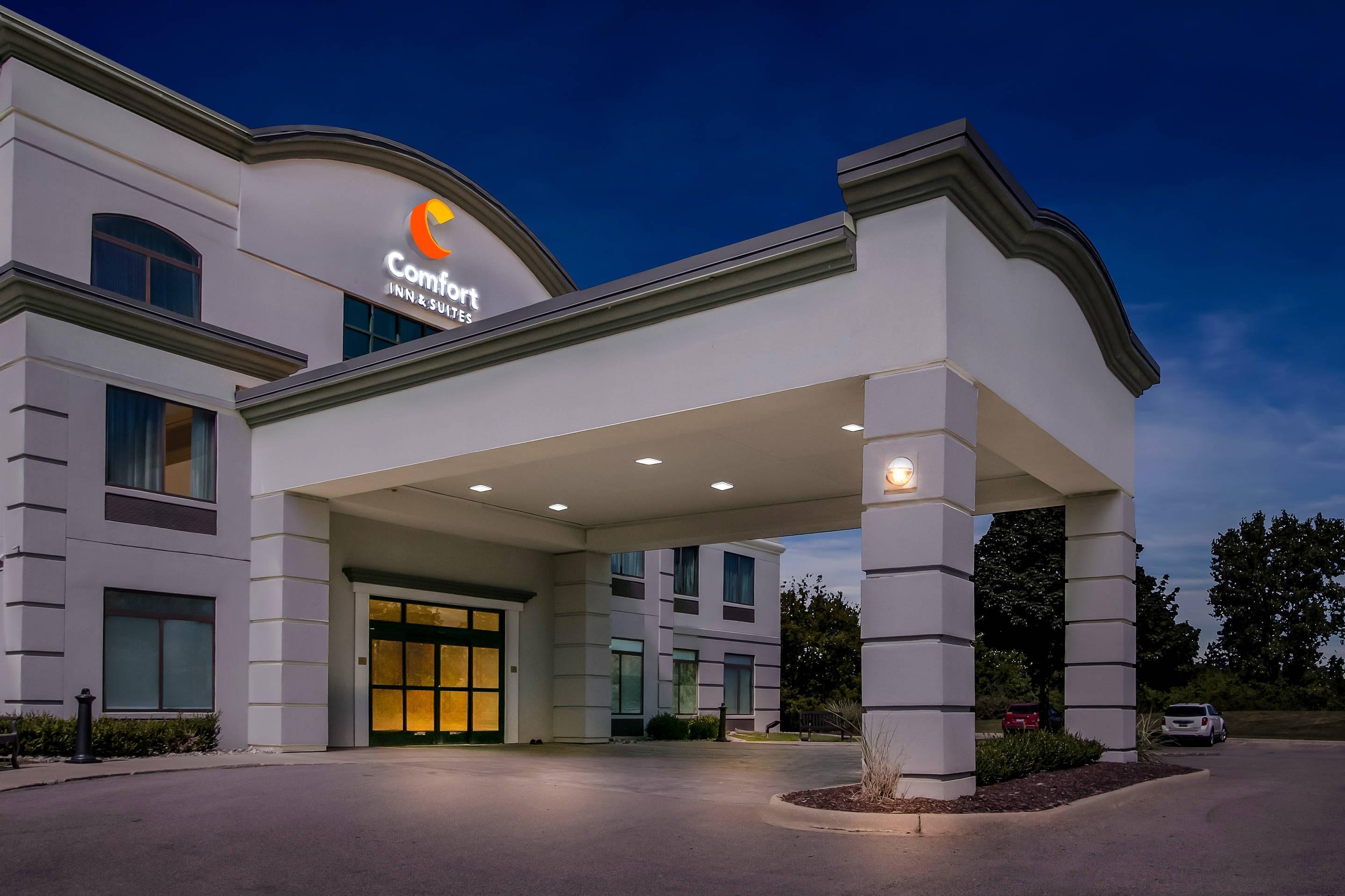 Hotel At Night | Comfort Inn & Suites Grand Blanc-Flint