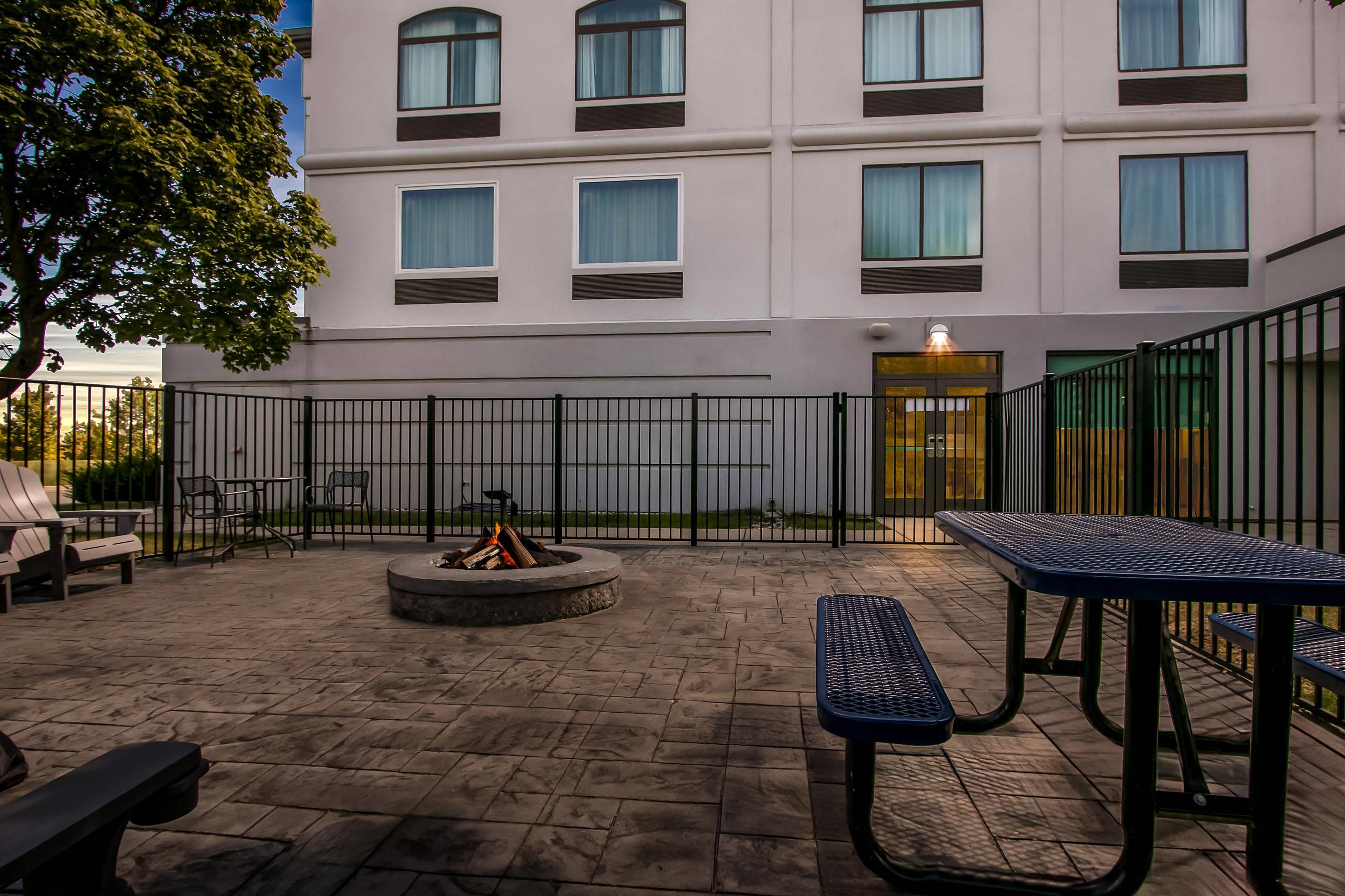 Hotel At Night | Comfort Inn & Suites Grand Blanc-Flint