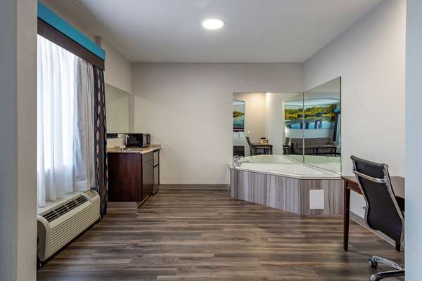  - Clarion Pointe Hotel Sulphur - I-10, Exit 20