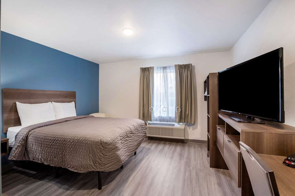 WOODSPRING SUITES DETROIT MADISON H-guestroom-Guest Room,On-Site.jpg
