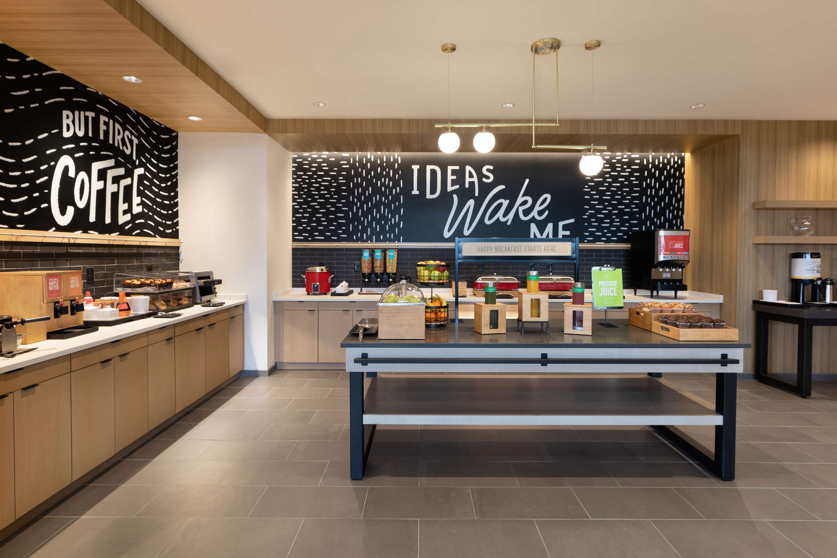 Breakfast Area | Hampton Inn & Suites Watertown Boston