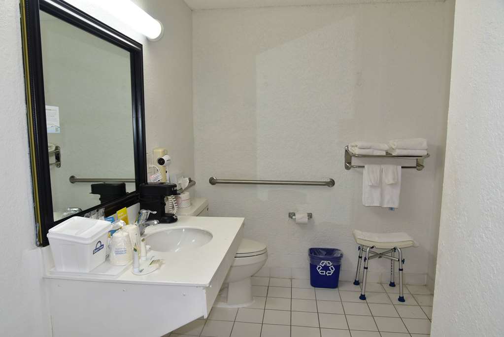 DAYS INN BY WYNDHAM STUART-guestroom-Guest Room,Bathroom,On-Site.jpg