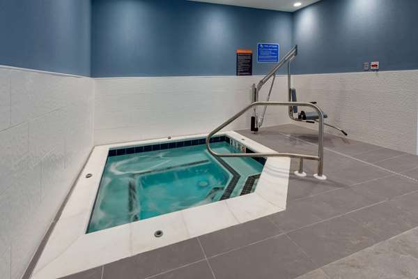 Pool - La Quinta Inn & Suites Middletown