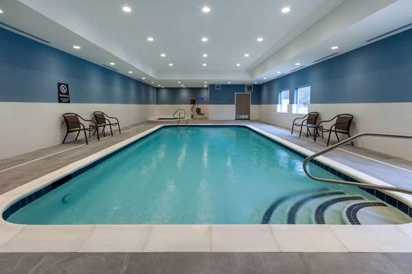 Pool - La Quinta Inn & Suites Middletown