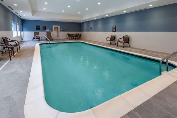 Pool - La Quinta Inn & Suites Middletown