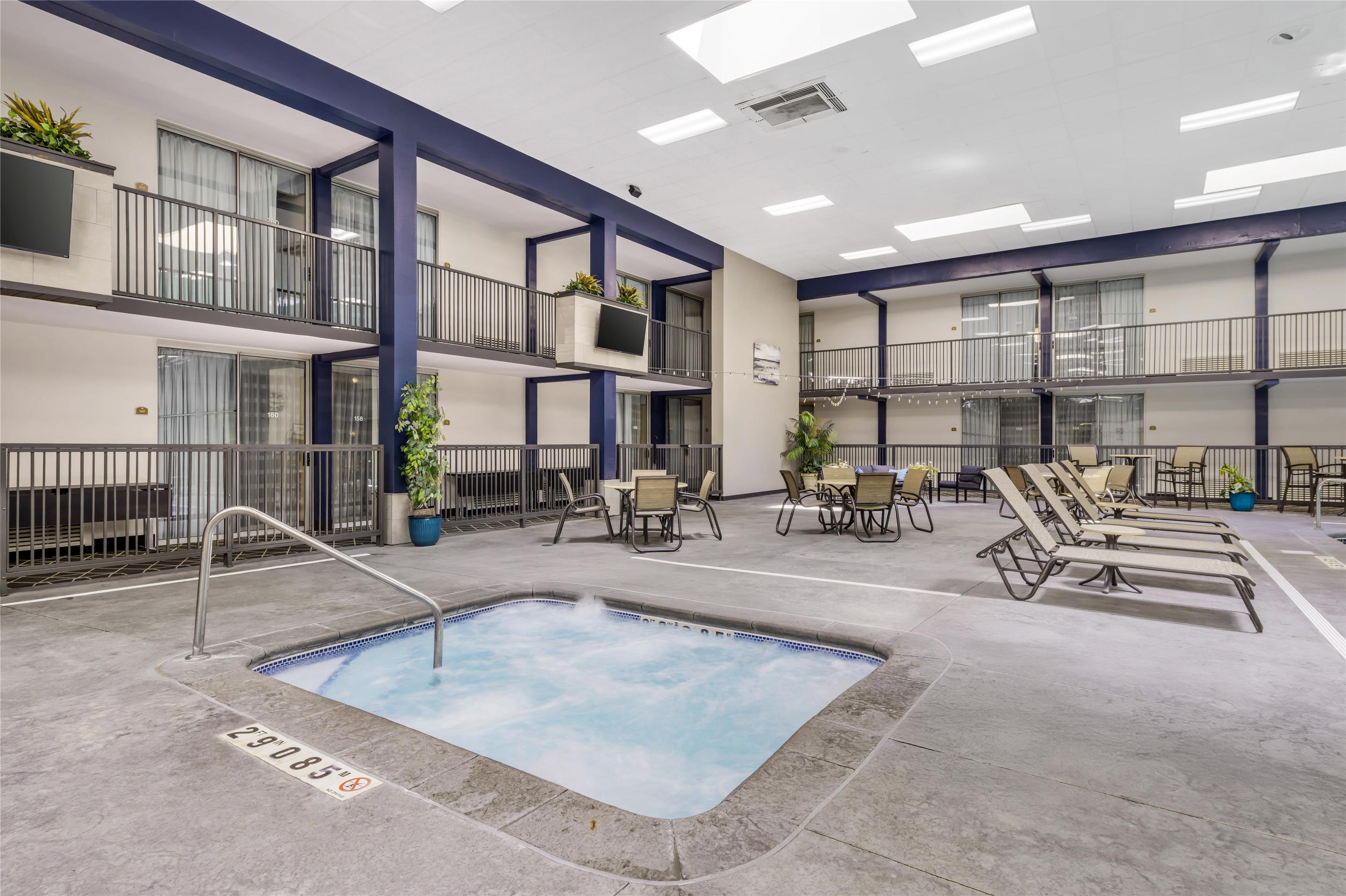 Hot Tub | Best Western Fairmont