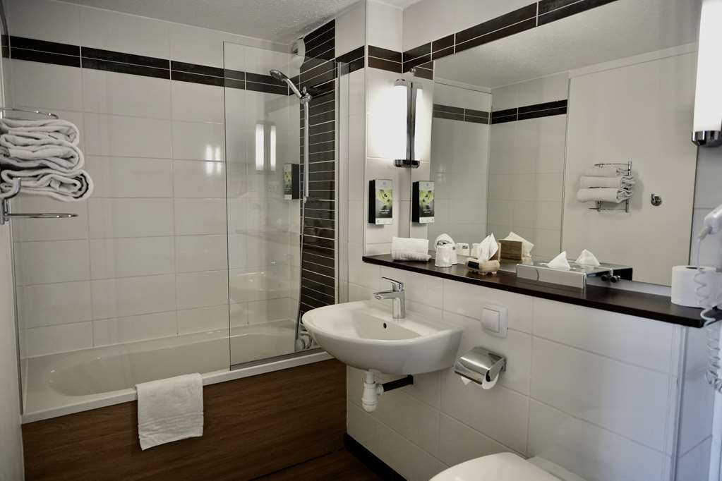 Sure Hotel by Best Western Biarritz Aeroport-guestroom-Guest Room,Bathroom,On-Site.jpg