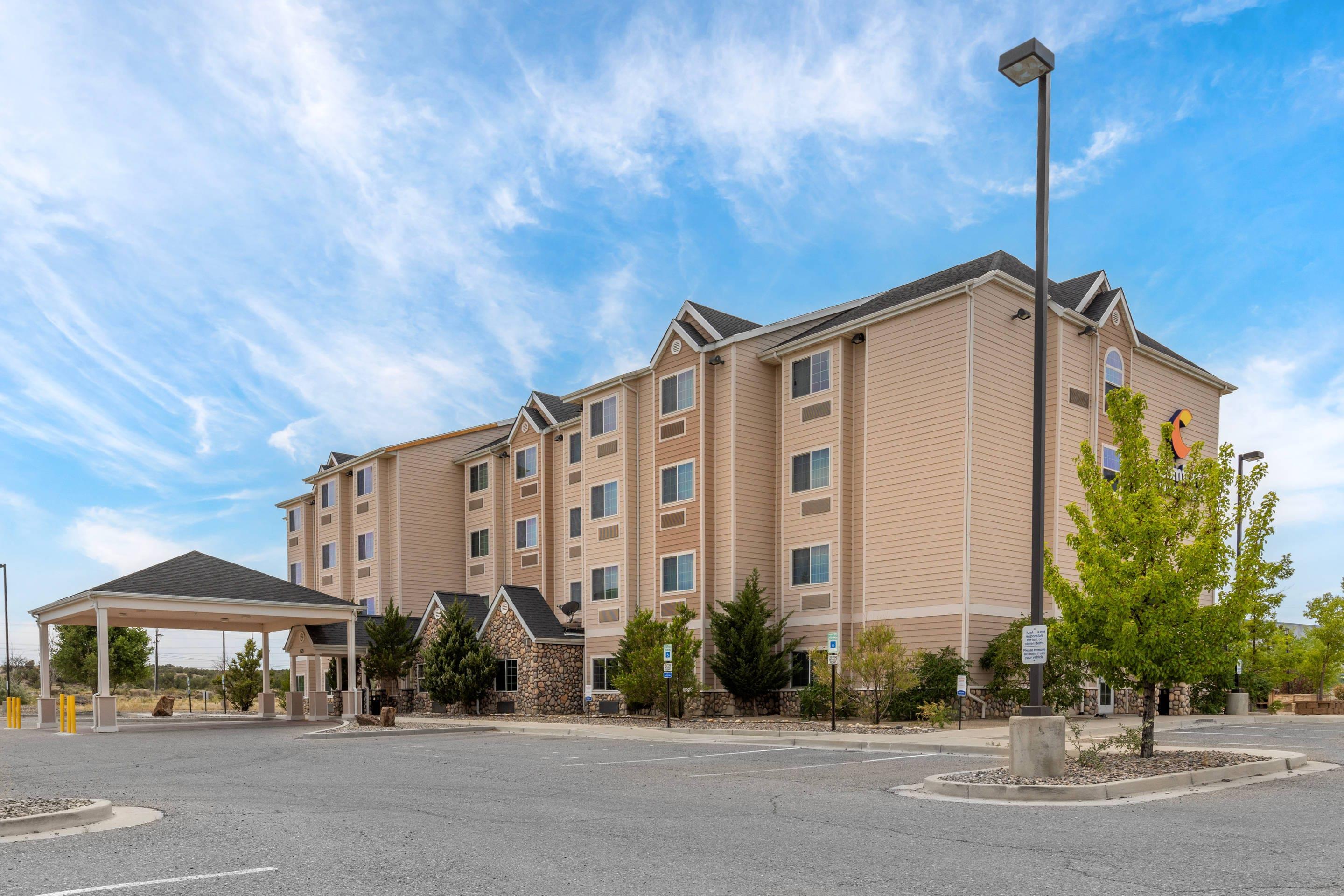 Hotel exterior | Presidential Inn & Suites