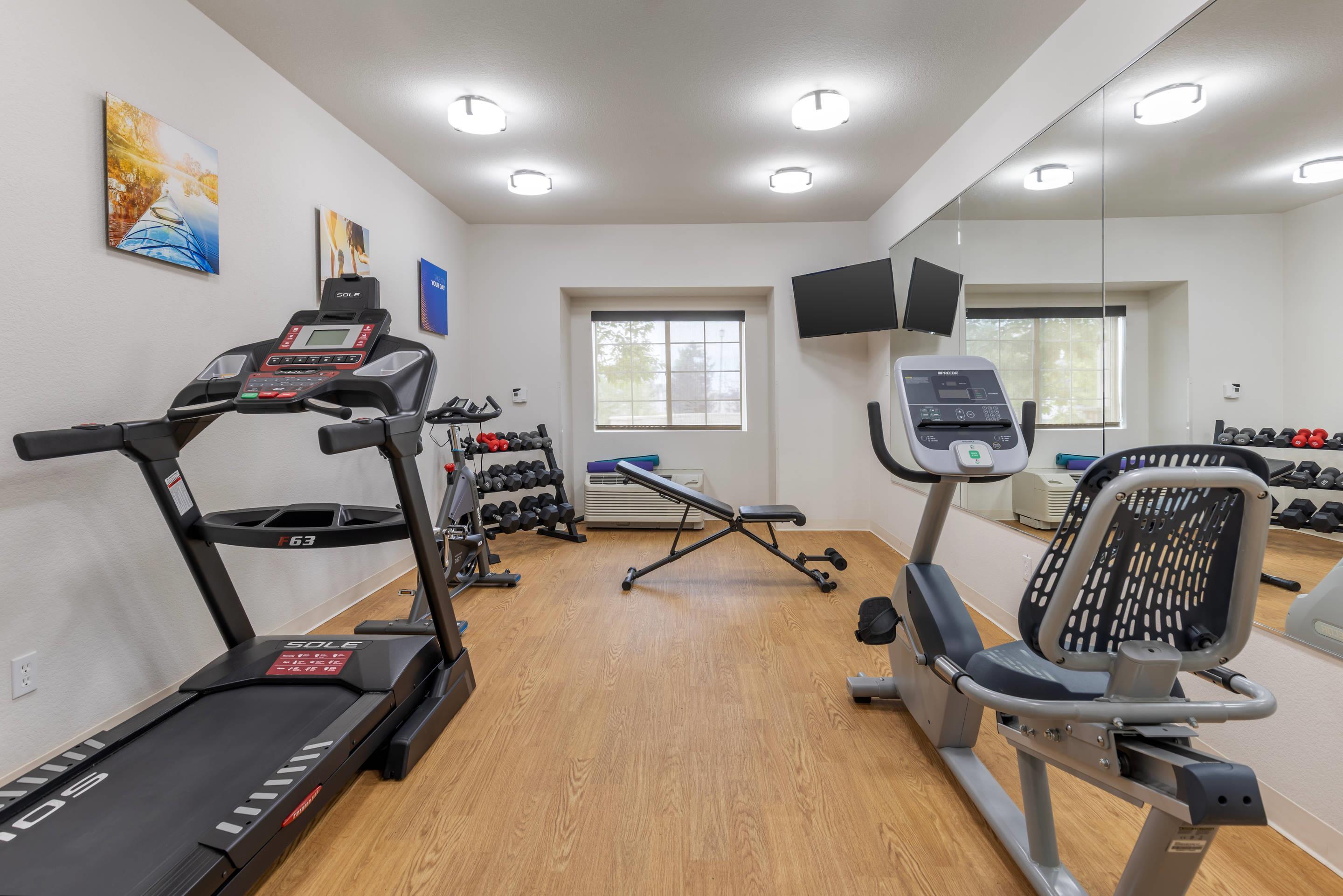 Fitness center | Presidential Inn & Suites