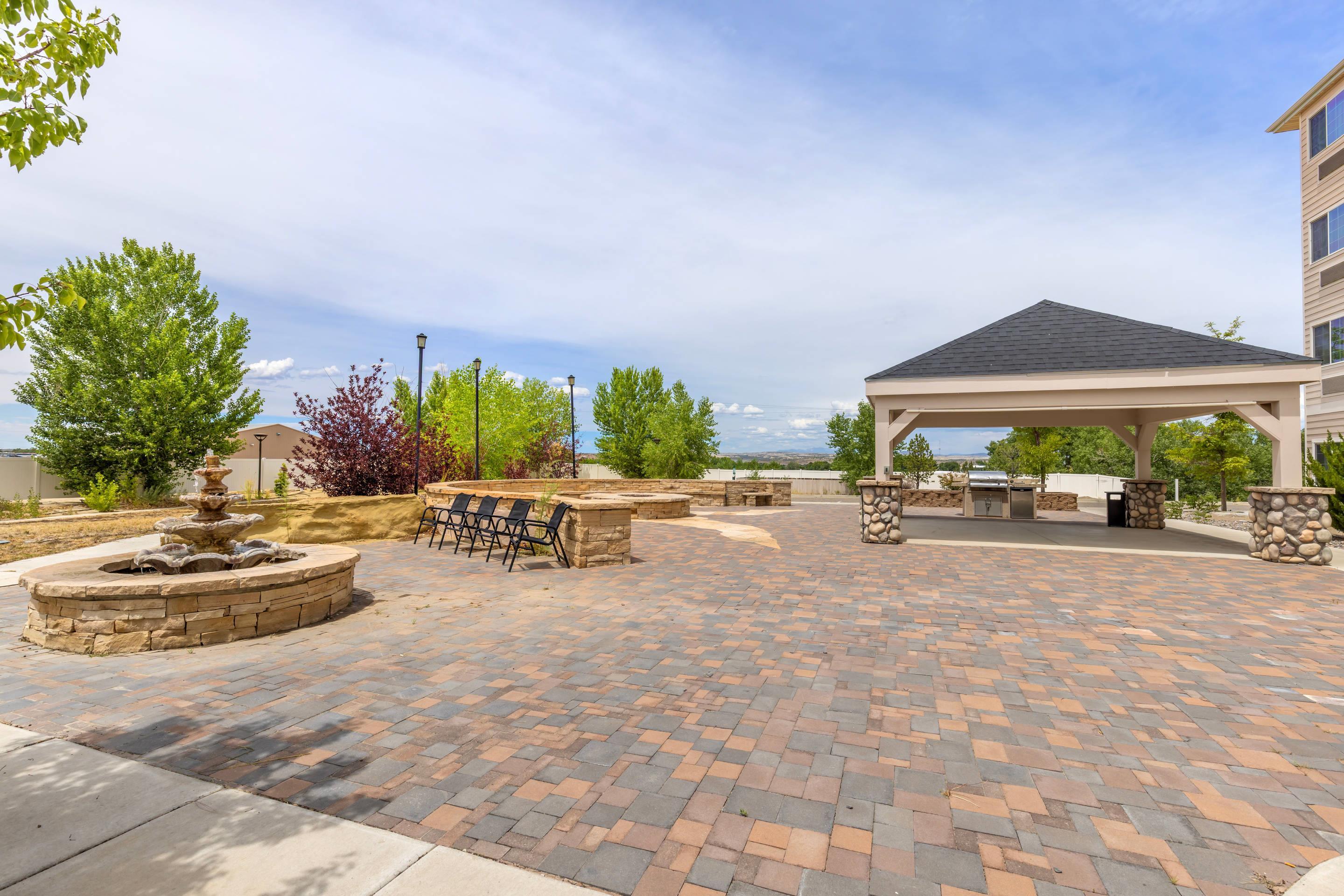 Hotel patio | Presidential Inn & Suites