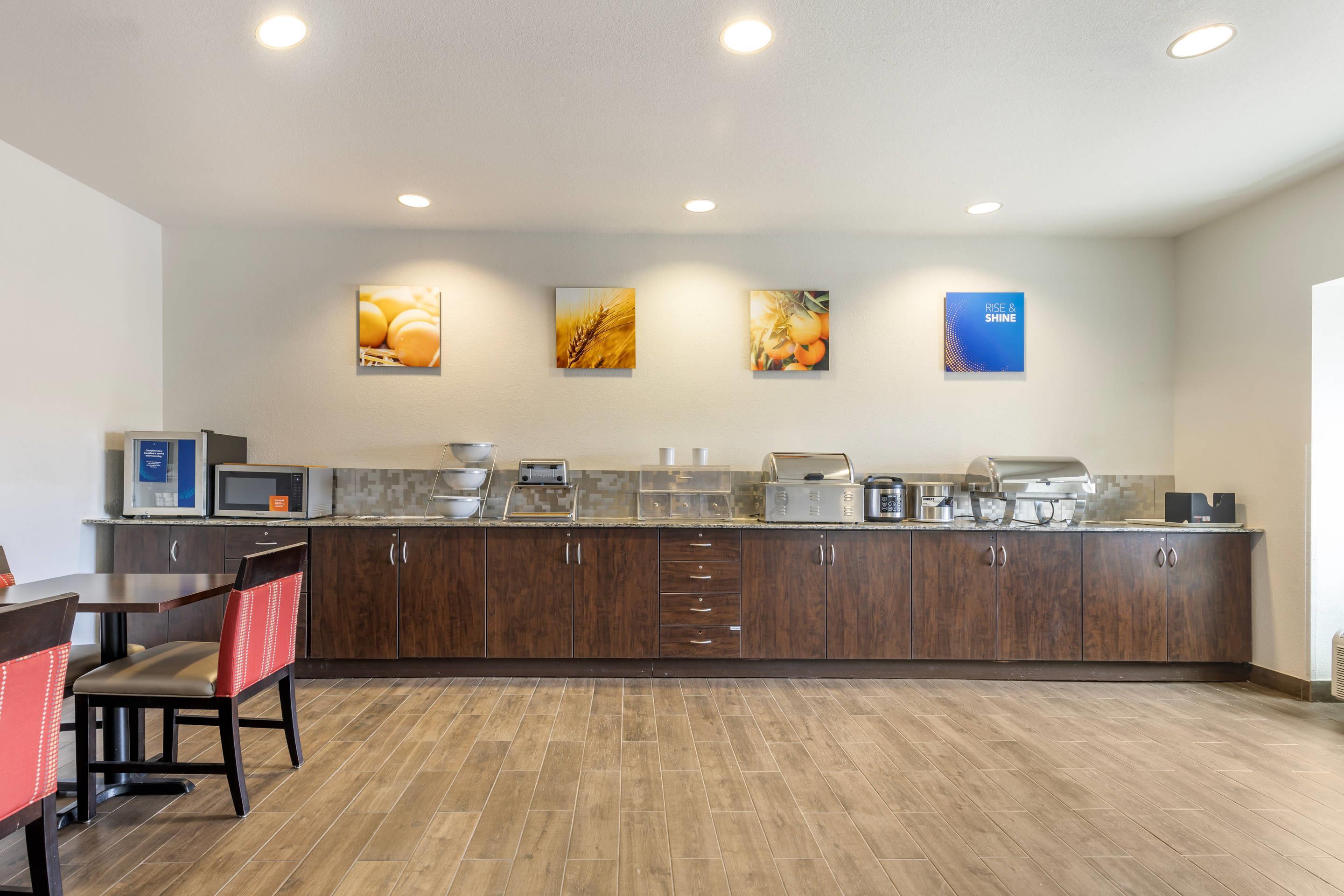 Breakfast area | Presidential Inn & Suites
