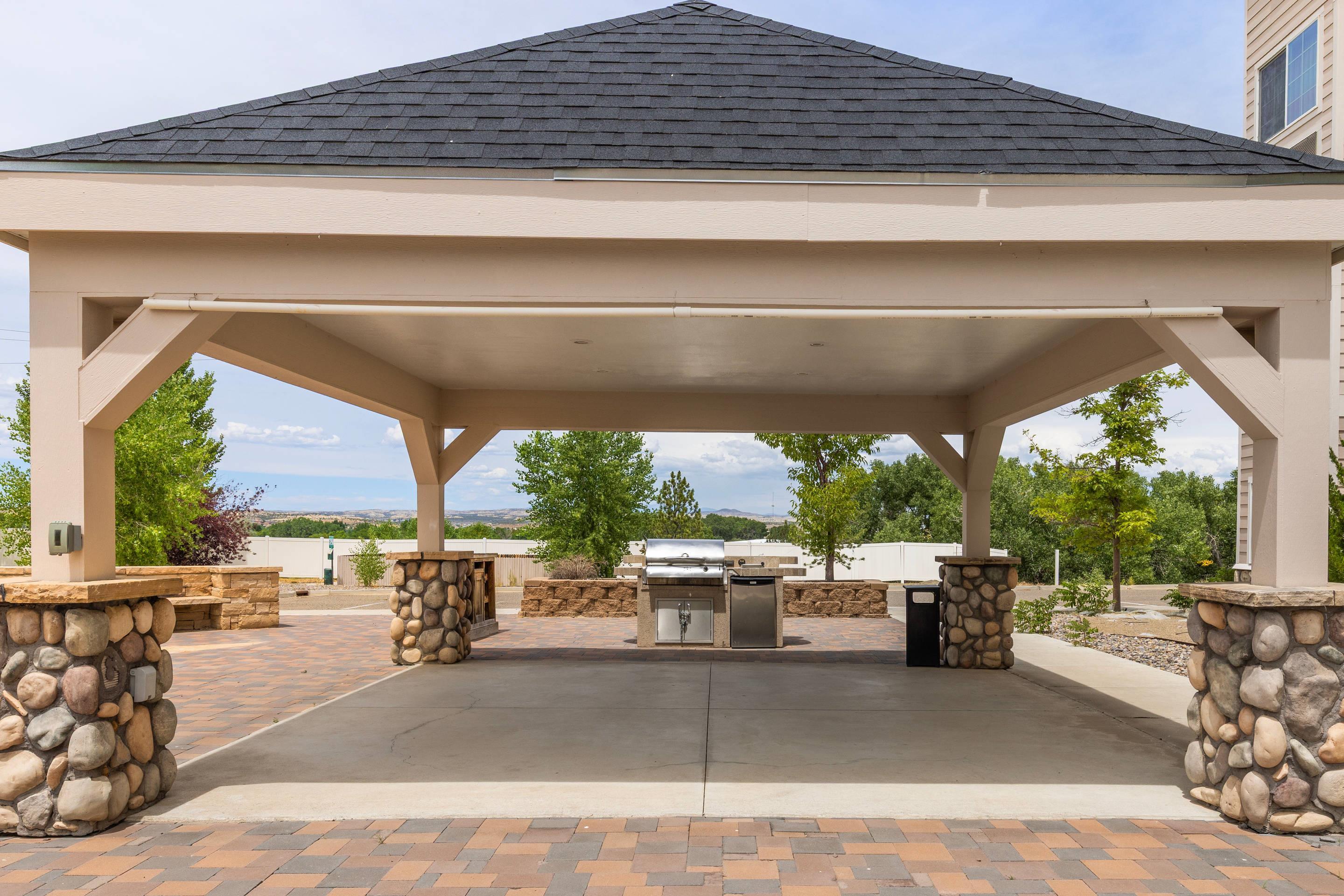 Barbecue area | Presidential Inn & Suites