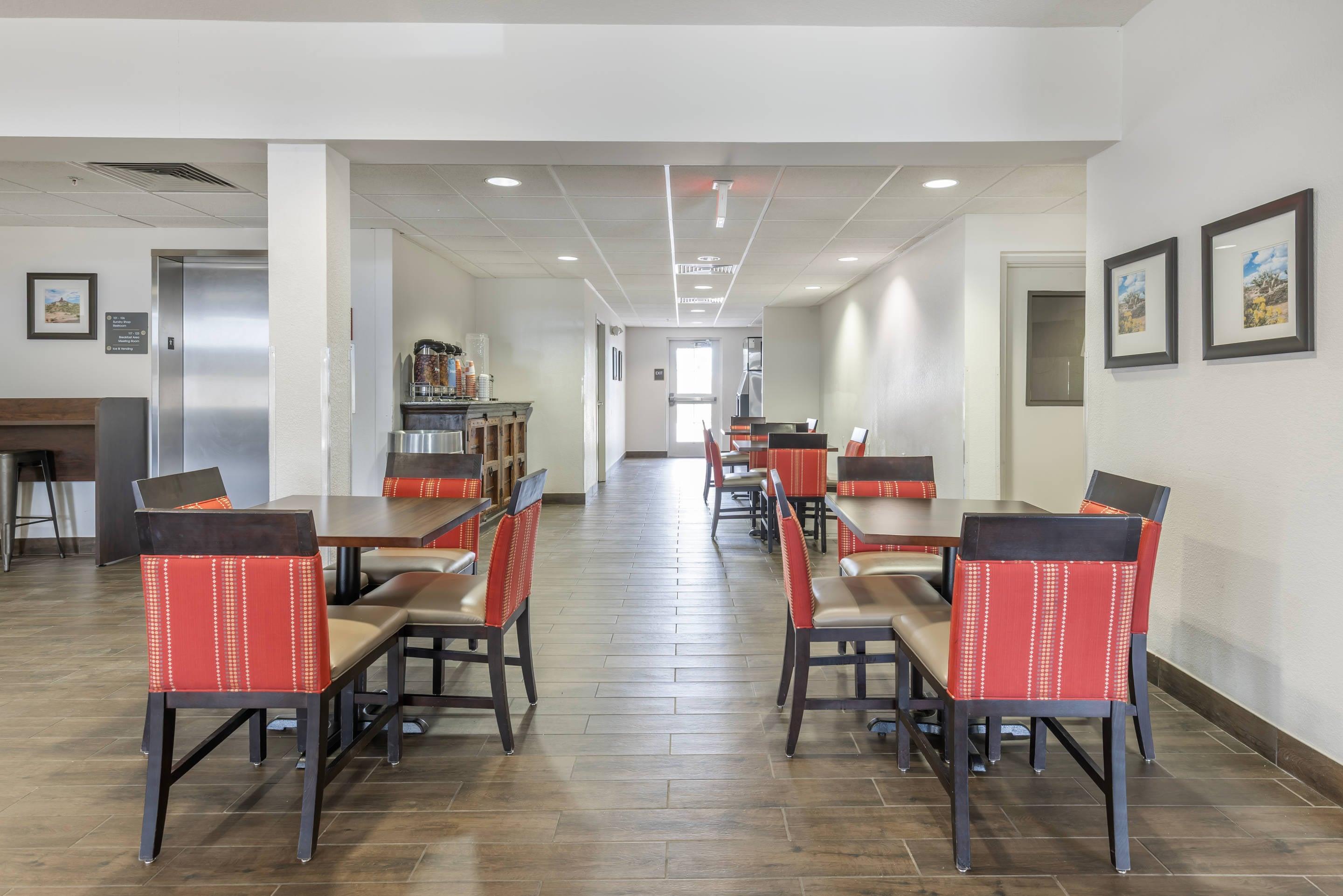 Breakfast area | Presidential Inn & Suites