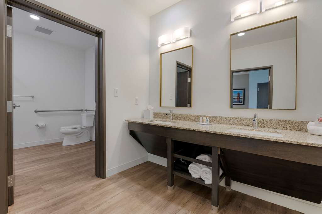 COMFORT SUITES CINCINNATI UNIVERSIT-guestroom-Guest Room,Bathroom,On-Site.jpg