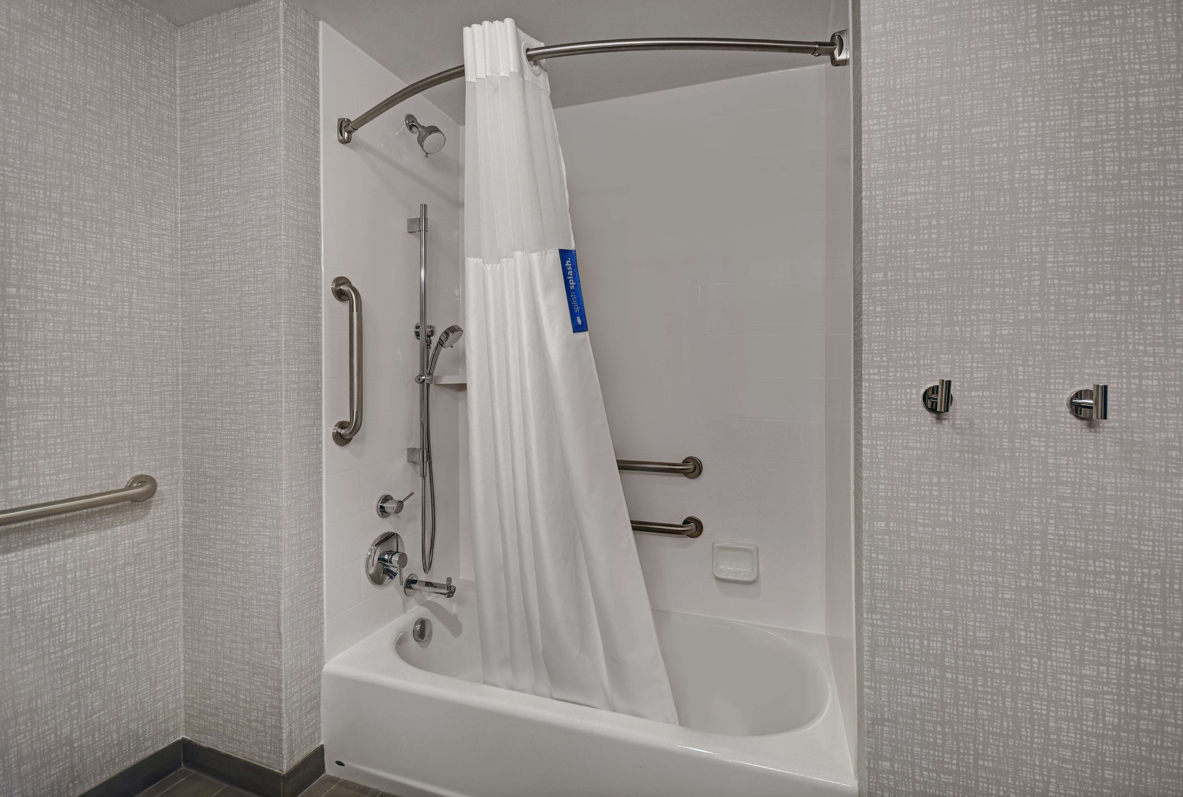 Hampton Inn Cave City, KY Room Type - 2QN MOB HEARING ACC TUB NS