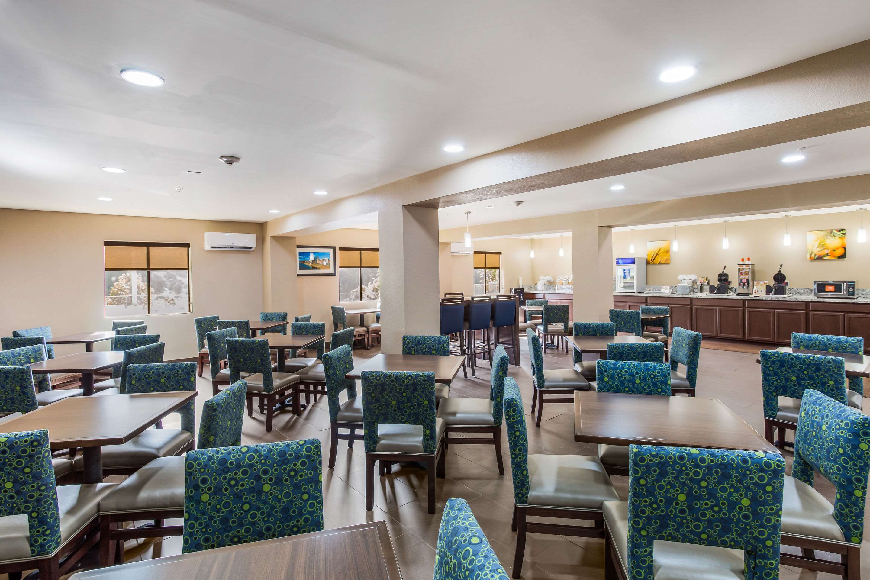 Breakfast area | Comfort Inn