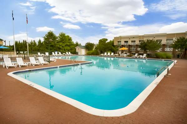 Pool - Clarion Hotel & Suites Convention Center Fredericksburg - I-95, Exit 130