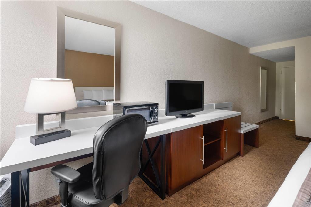 VILLAGE INN EVENT CENTER, TRADEMARK-guestroom-Guest Room,On-Site.jpg