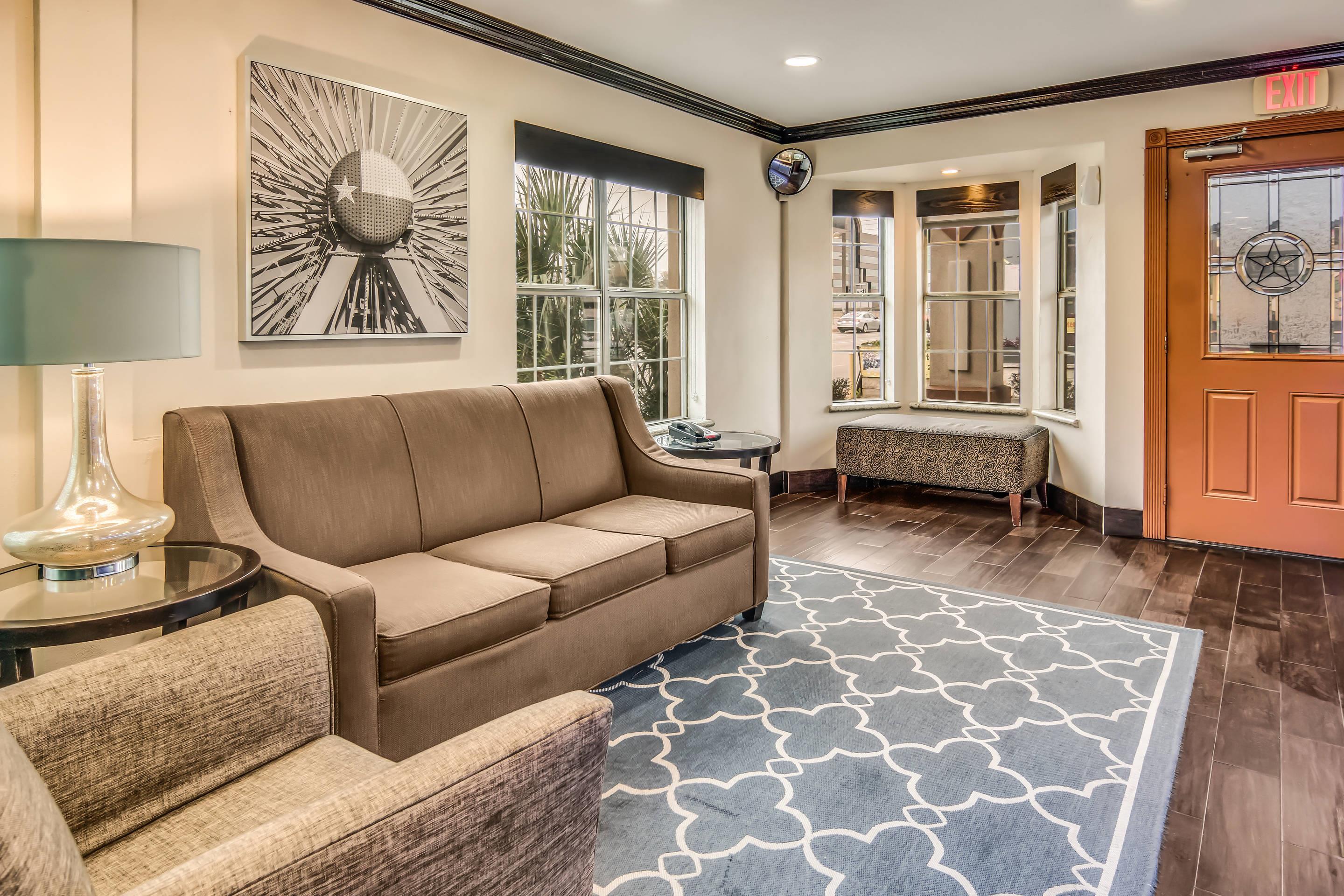 Hotel lobby | Quality Inn & Suites Dallas - Cityplace