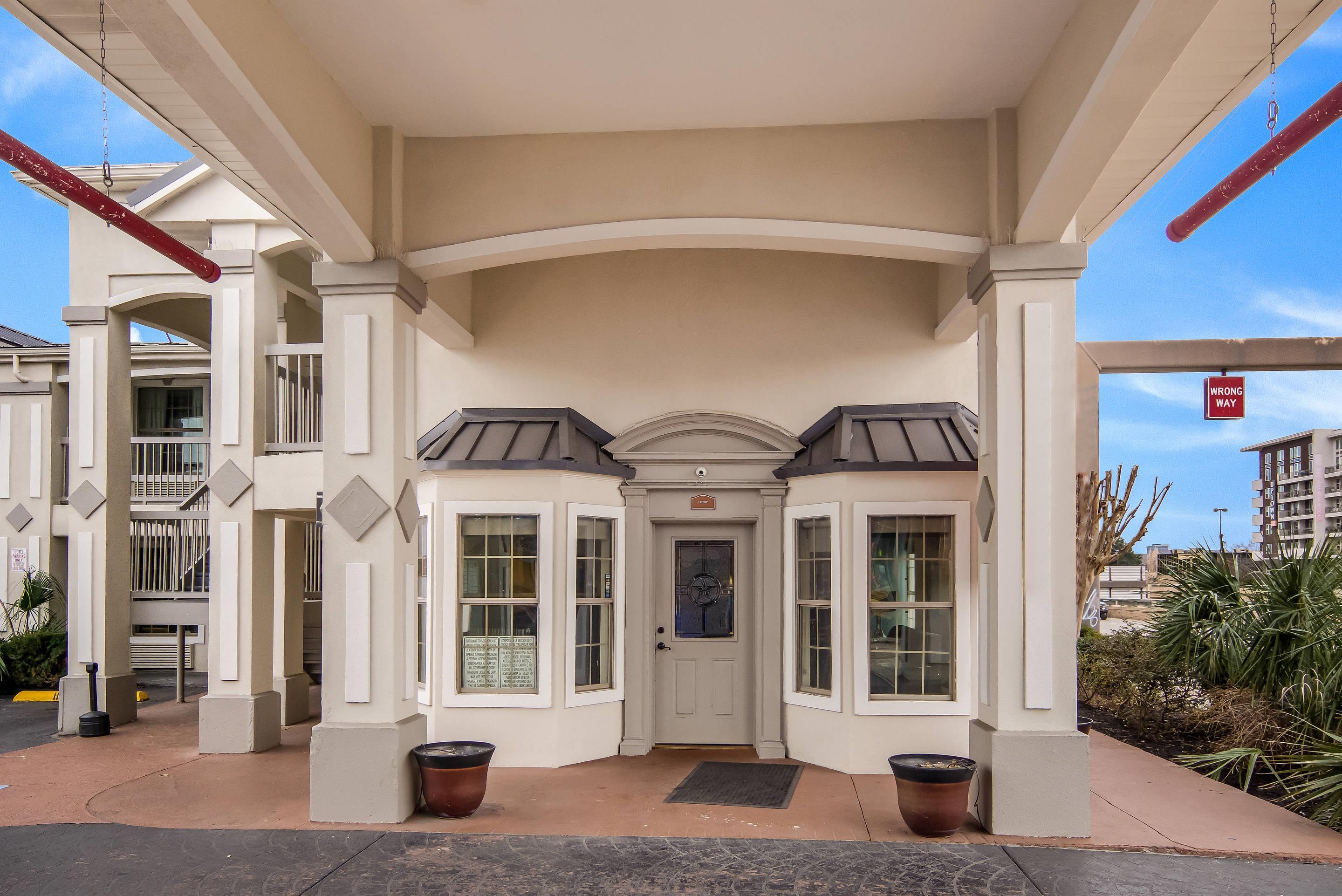 Hotel Entrance | Quality Inn & Suites Dallas - Cityplace
