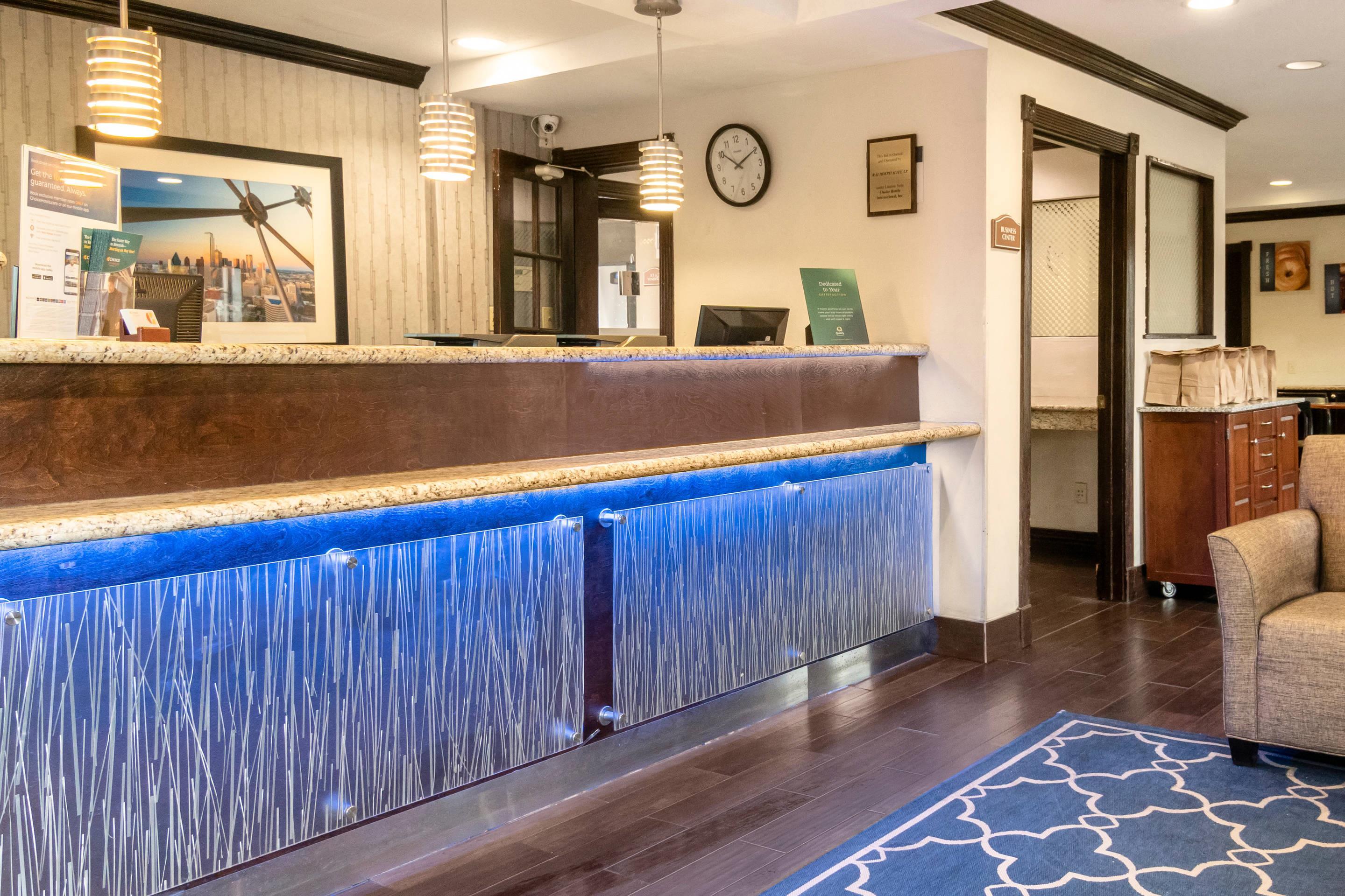 Hotel lobby | Quality Inn & Suites Dallas - Cityplace