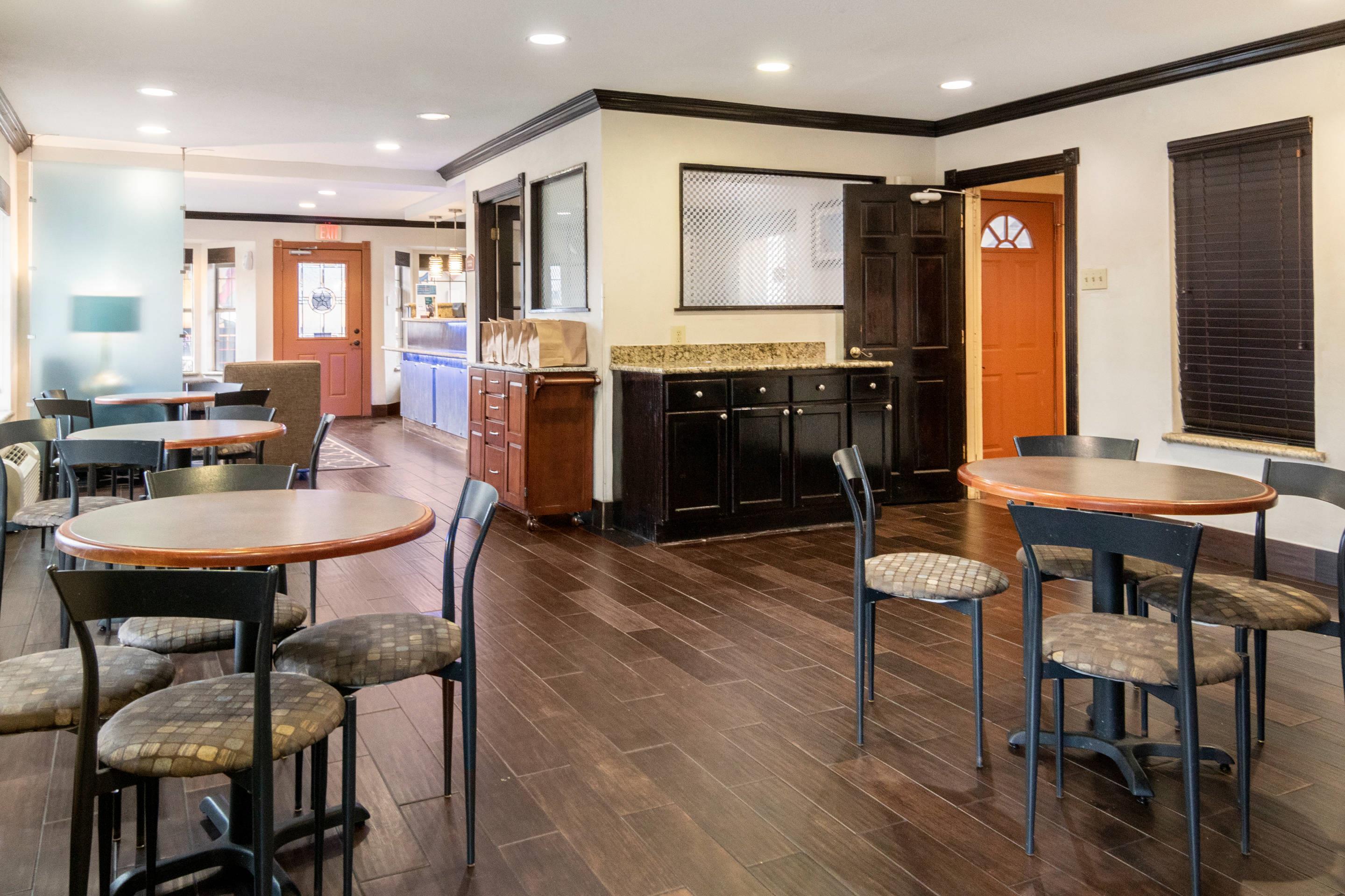 Breakfast area | Quality Inn & Suites Dallas - Cityplace