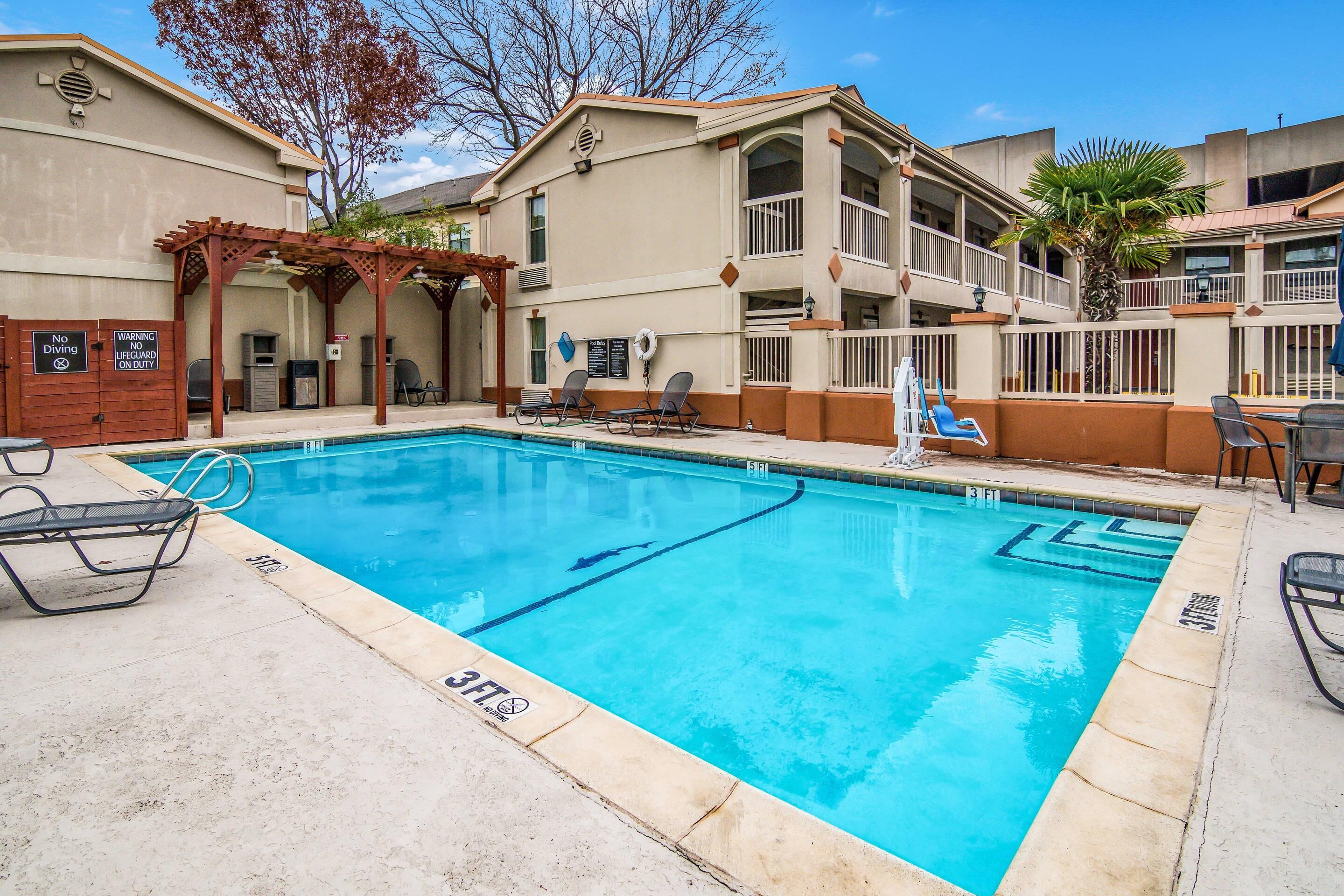 Outdoor pool | Quality Inn & Suites Dallas - Cityplace