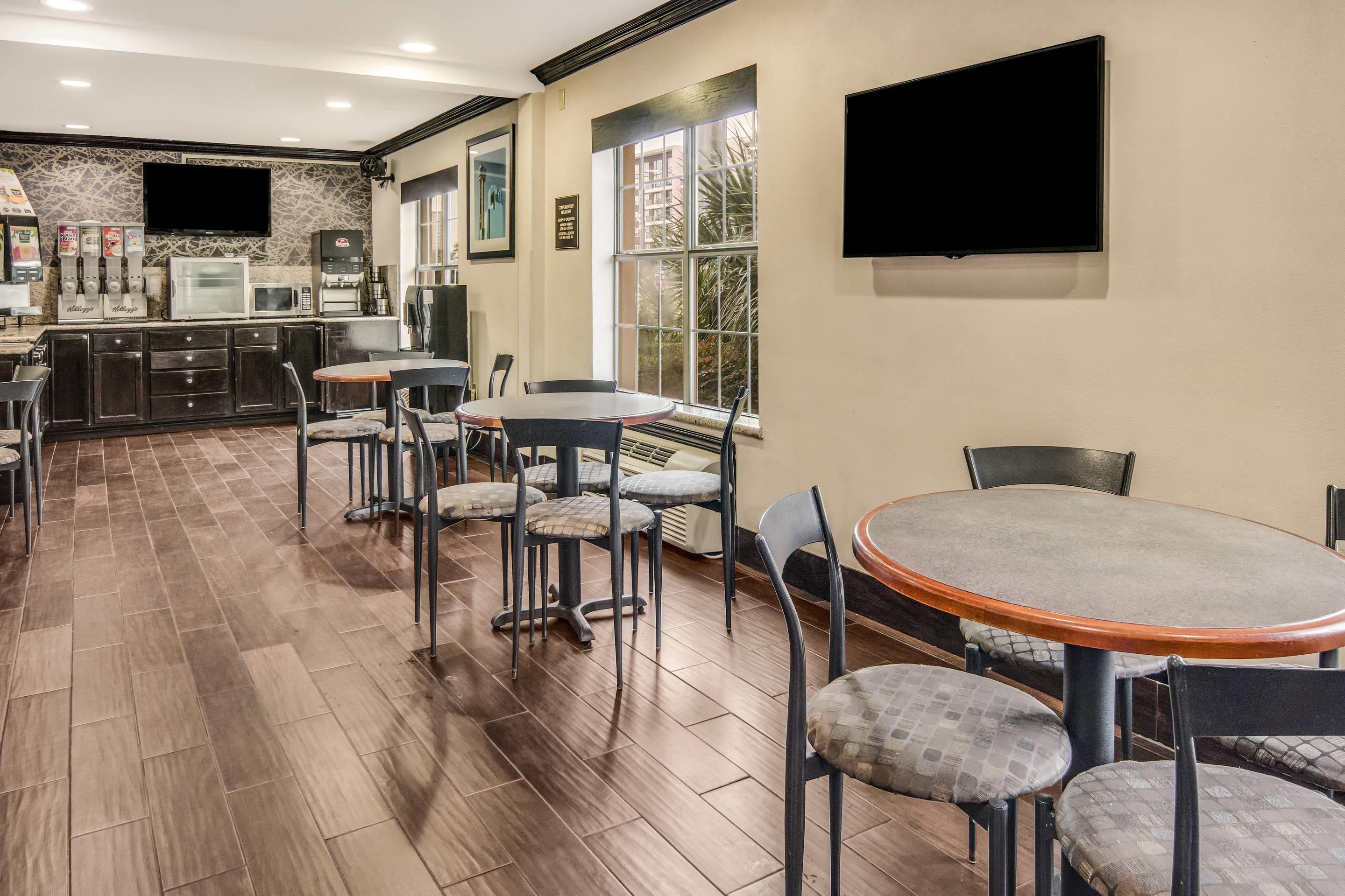 Breakfast area | Quality Inn & Suites Dallas - Cityplace