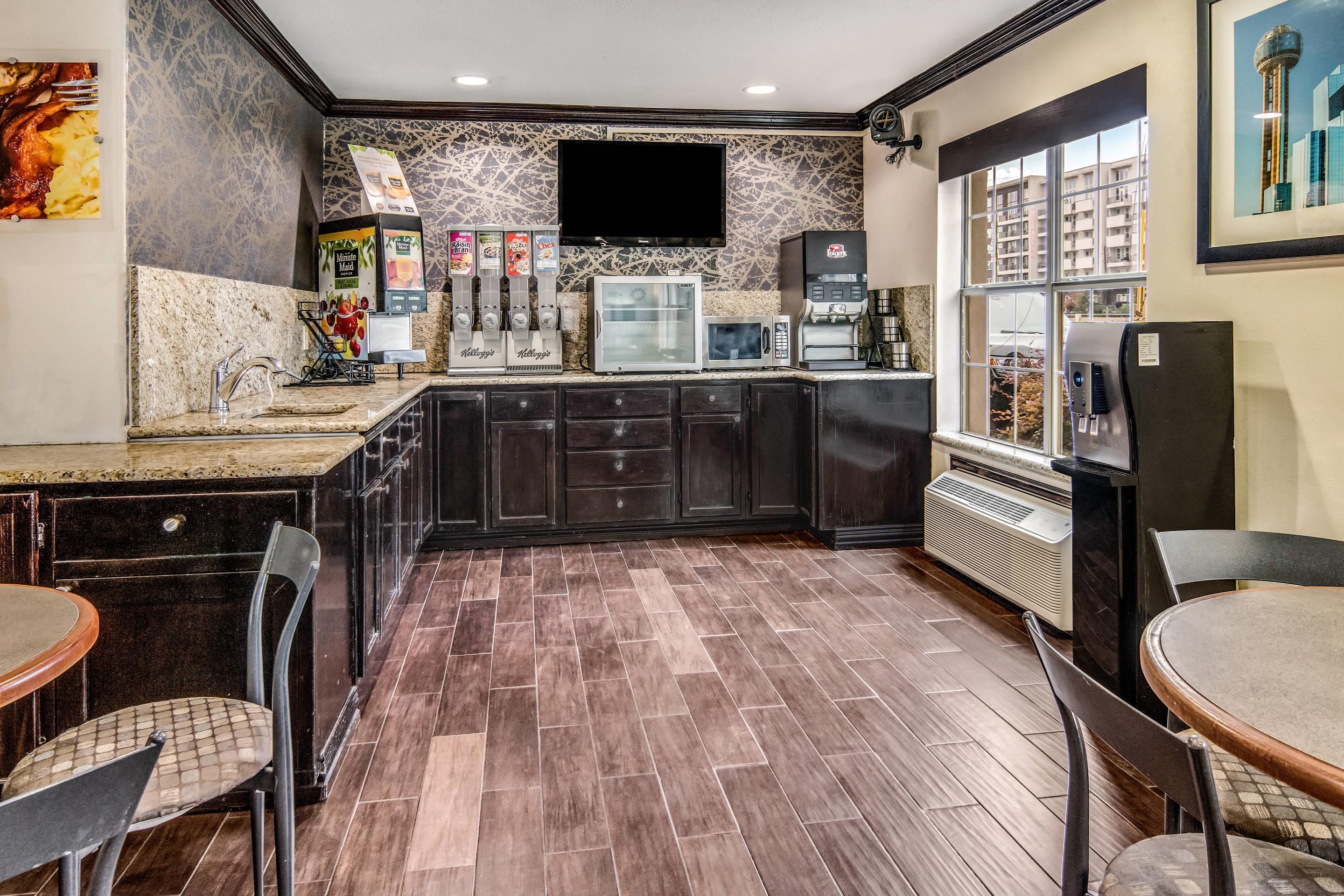 Breakfast area | Quality Inn & Suites Dallas - Cityplace