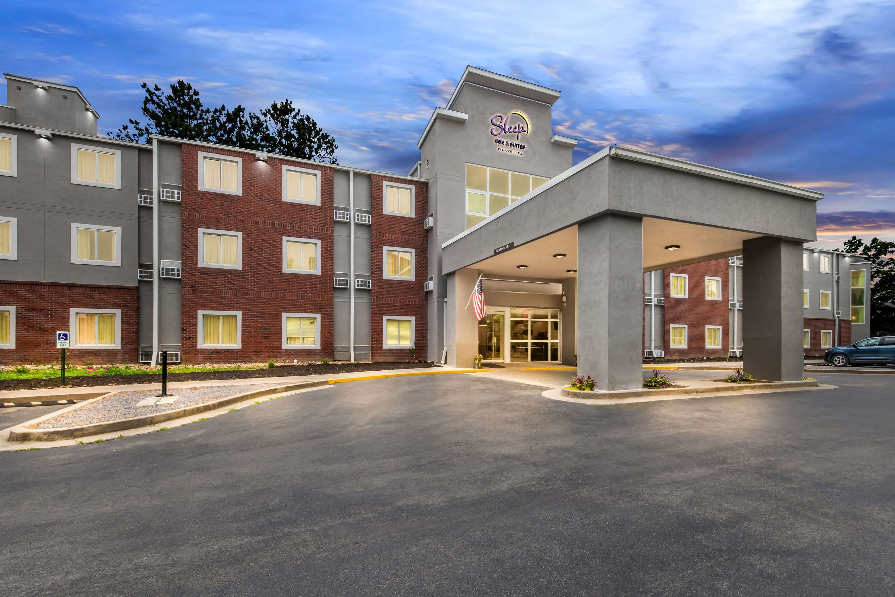 Hotel exterior | Rodeway Inn